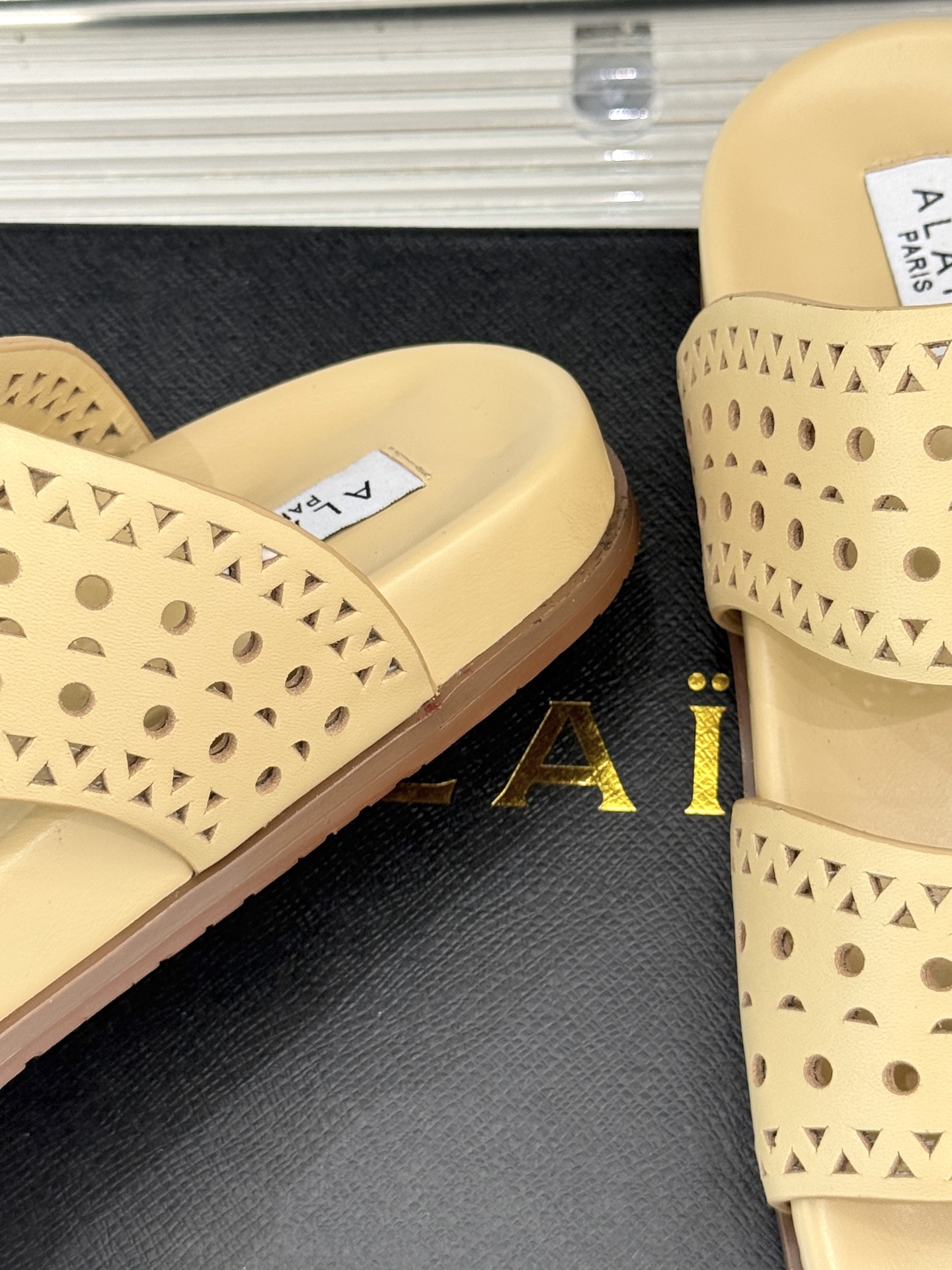 
ALAIA｜阿莱亚 25WF春夏新品
镂空休闲拖鞋
Alaia这个来自法国的奢侈品牌
以其性感摩登的设