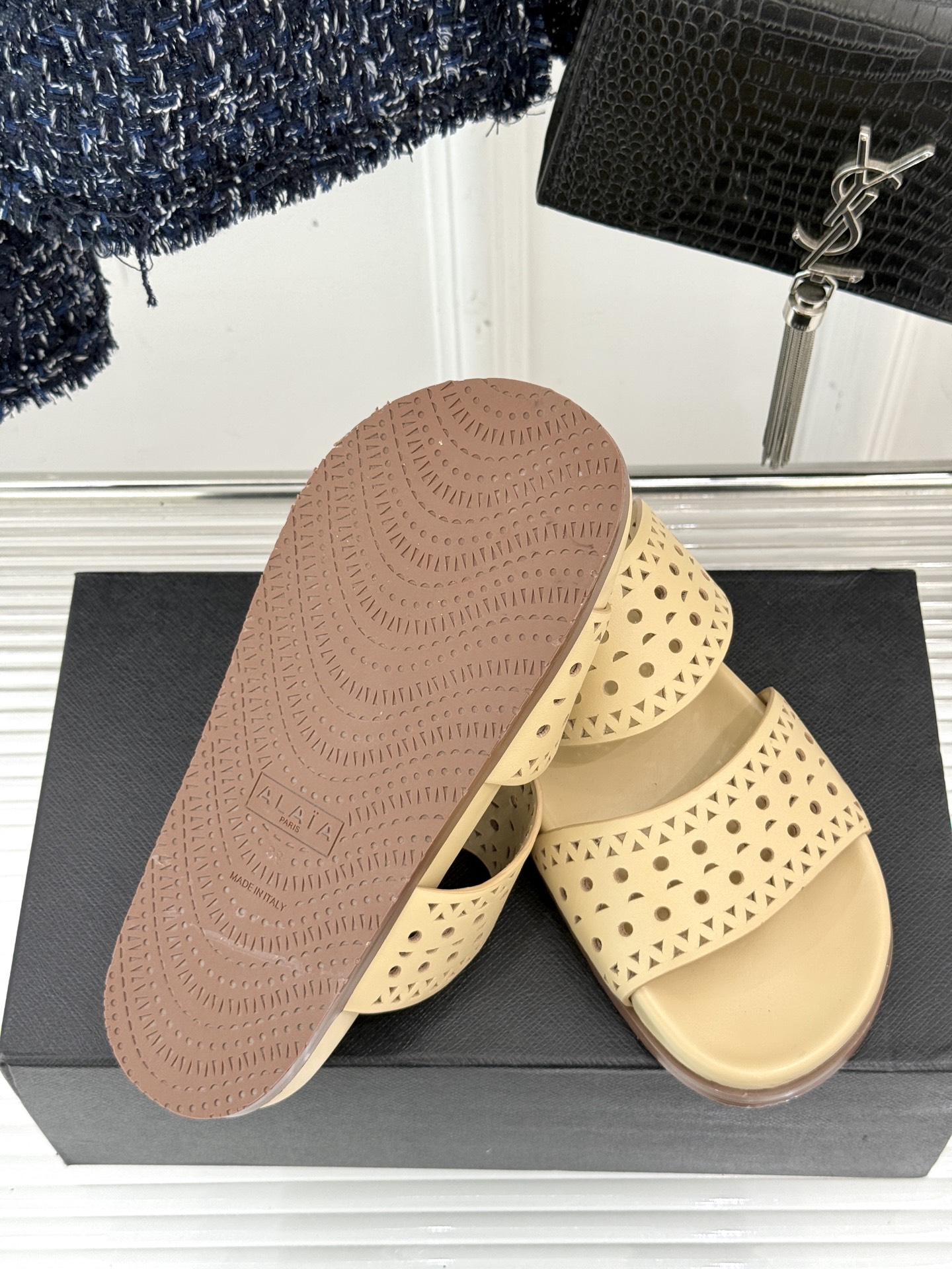
ALAIA｜阿莱亚 25WF春夏新品
镂空休闲拖鞋
Alaia这个来自法国的奢侈品牌
以其性感摩登的设