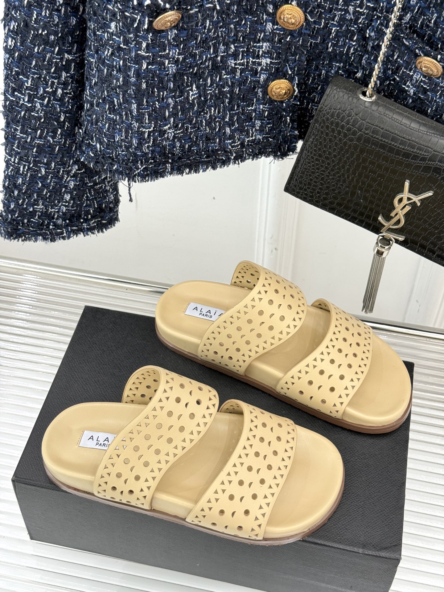
ALAIA｜阿莱亚 25WF春夏新品
镂空休闲拖鞋
Alaia这个来自法国的奢侈品牌
以其性感摩登的设
