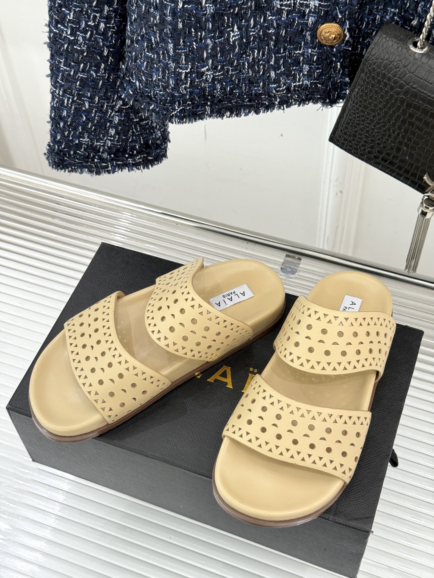 
ALAIA｜阿莱亚 25WF春夏新品
镂空休闲拖鞋
Alaia这个来自法国的奢侈品牌
以其性感摩登的设