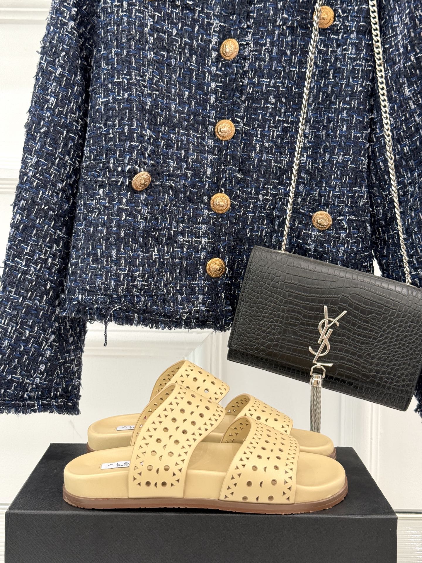 
ALAIA｜阿莱亚 25WF春夏新品
镂空休闲拖鞋
Alaia这个来自法国的奢侈品牌
以其性感摩登的设