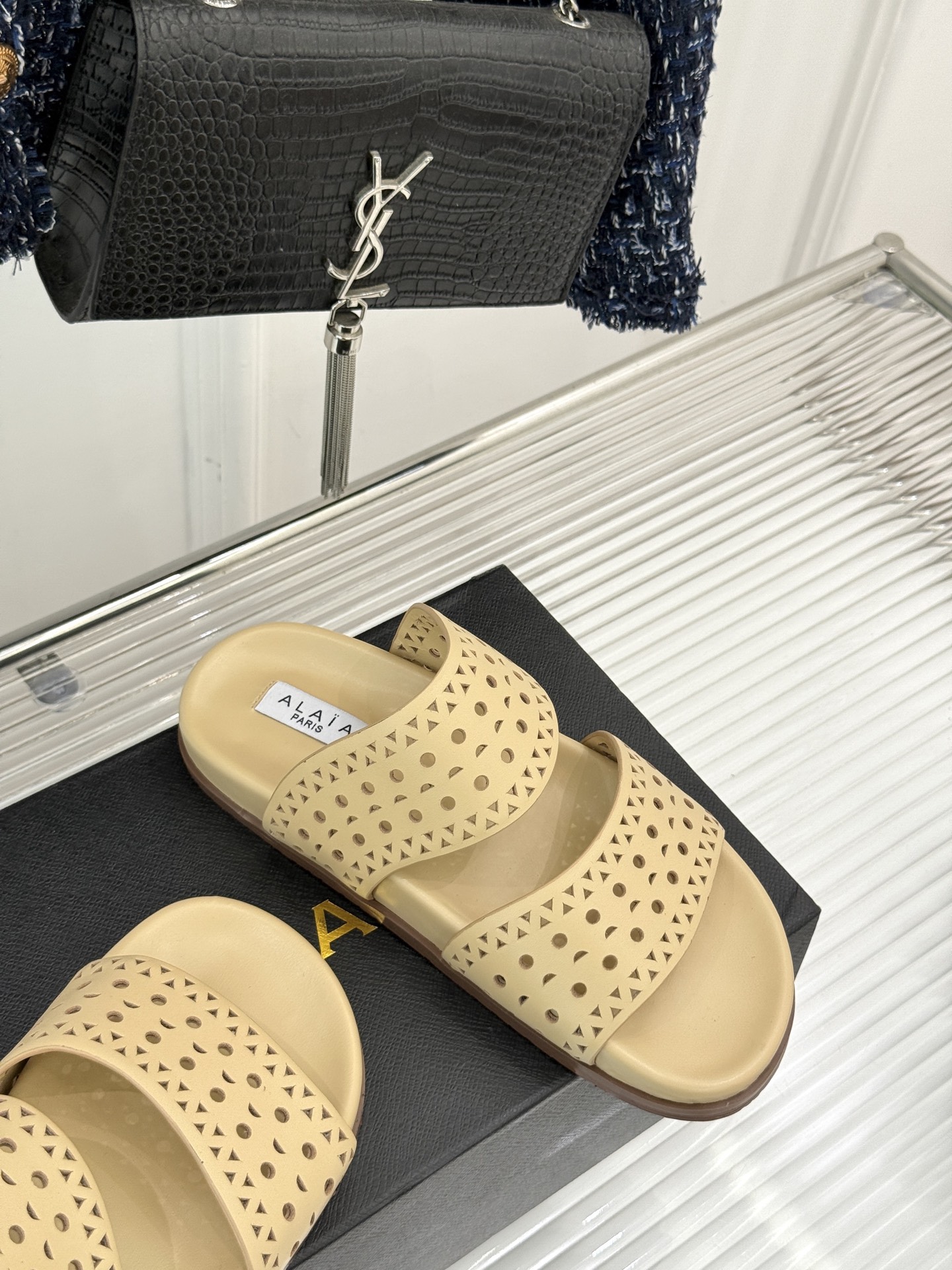 
ALAIA｜阿莱亚 25WF春夏新品
镂空休闲拖鞋
Alaia这个来自法国的奢侈品牌
以其性感摩登的设