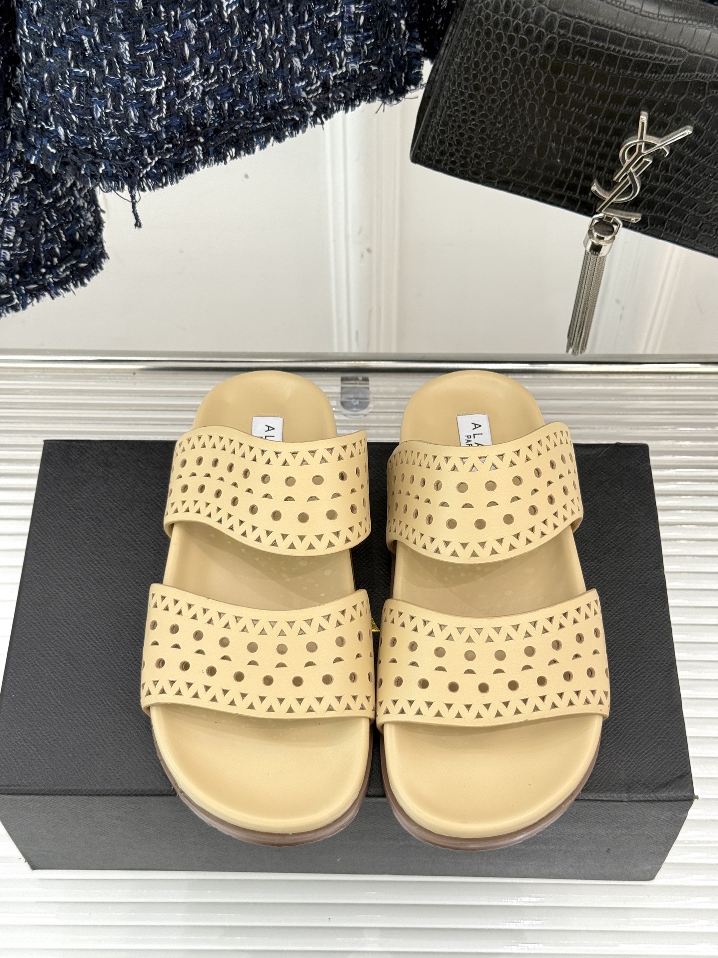 
ALAIA｜阿莱亚 25WF春夏新品
镂空休闲拖鞋
Alaia这个来自法国的奢侈品牌
以其性感摩登的设