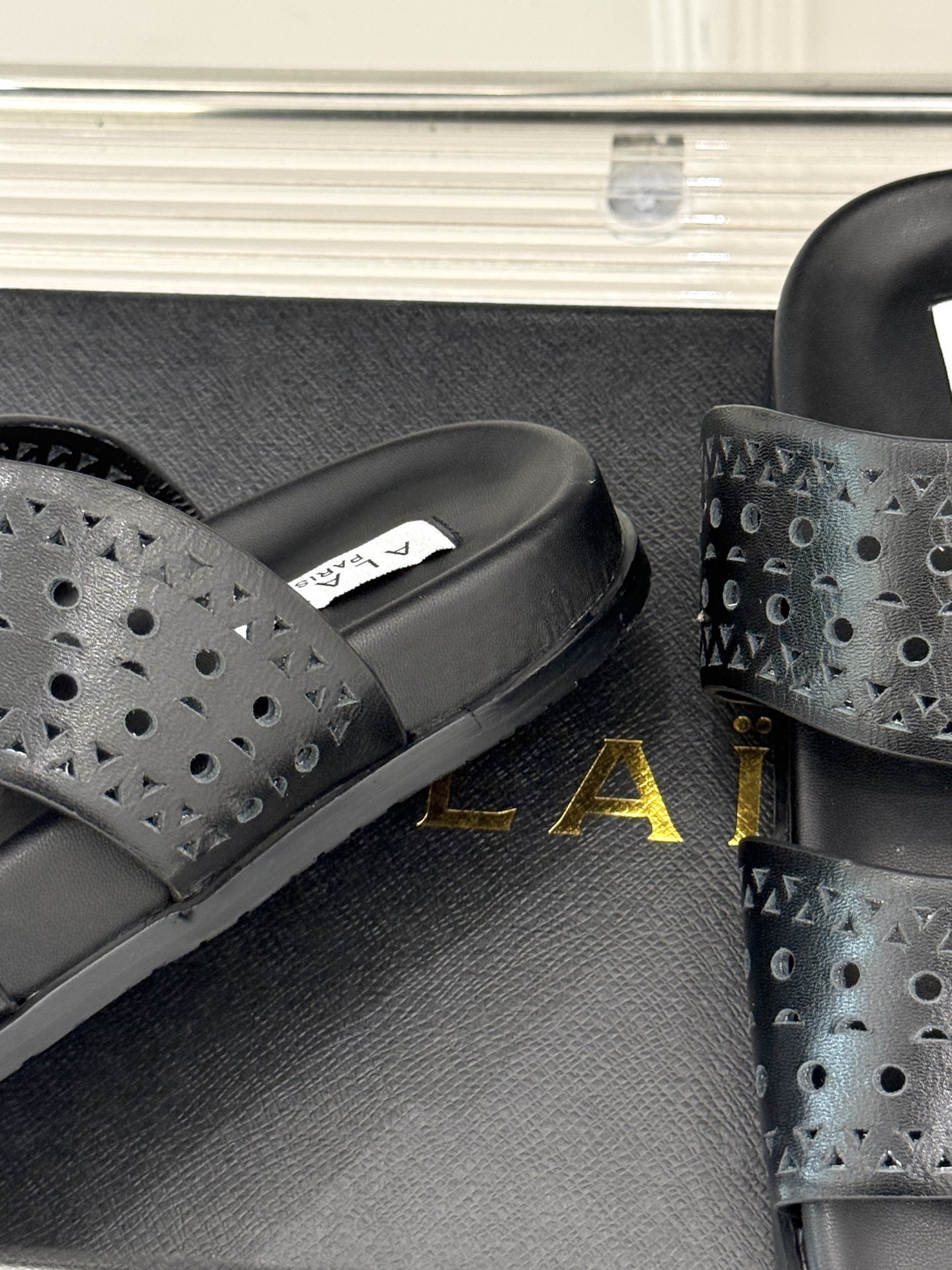 ALAIA|阿莱亚 25WF春夏新品
镂空休闲拖鞋
Alaia这个来自法国的奢侈品牌
以其性感摩登的设