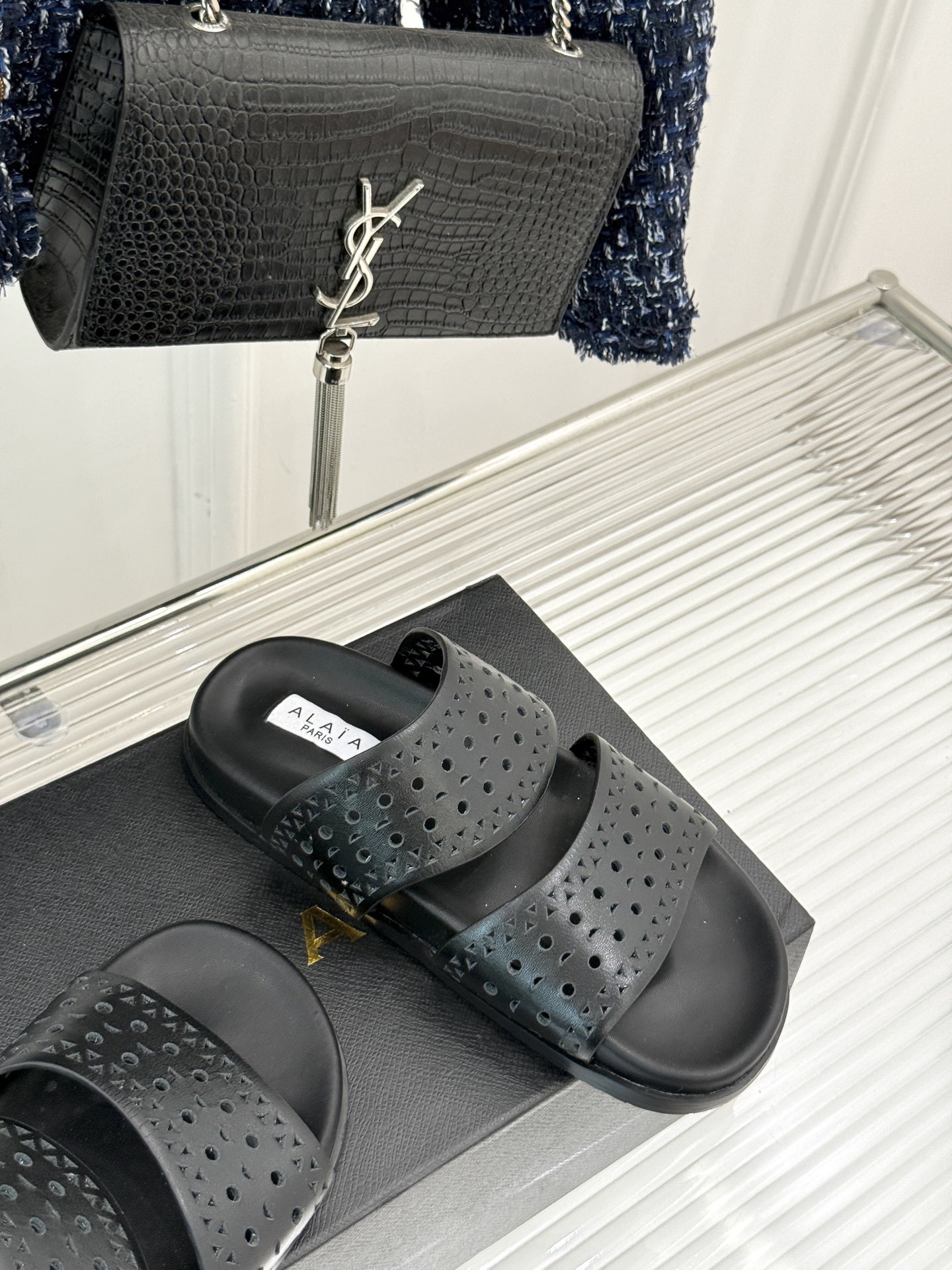 ALAIA|阿莱亚 25WF春夏新品
镂空休闲拖鞋
Alaia这个来自法国的奢侈品牌
以其性感摩登的设