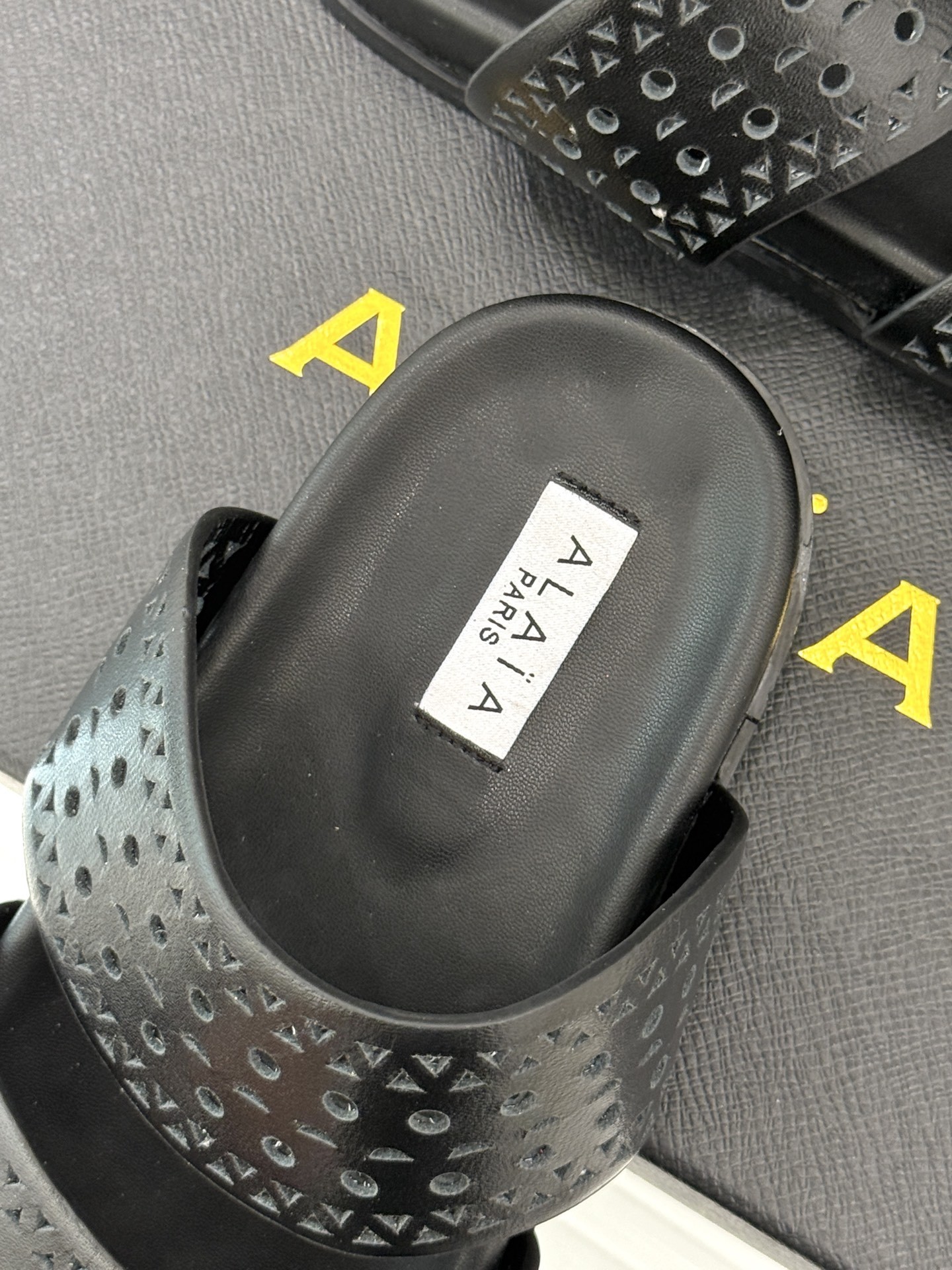 ALAIA|阿莱亚 25WF春夏新品
镂空休闲拖鞋
Alaia这个来自法国的奢侈品牌
以其性感摩登的设