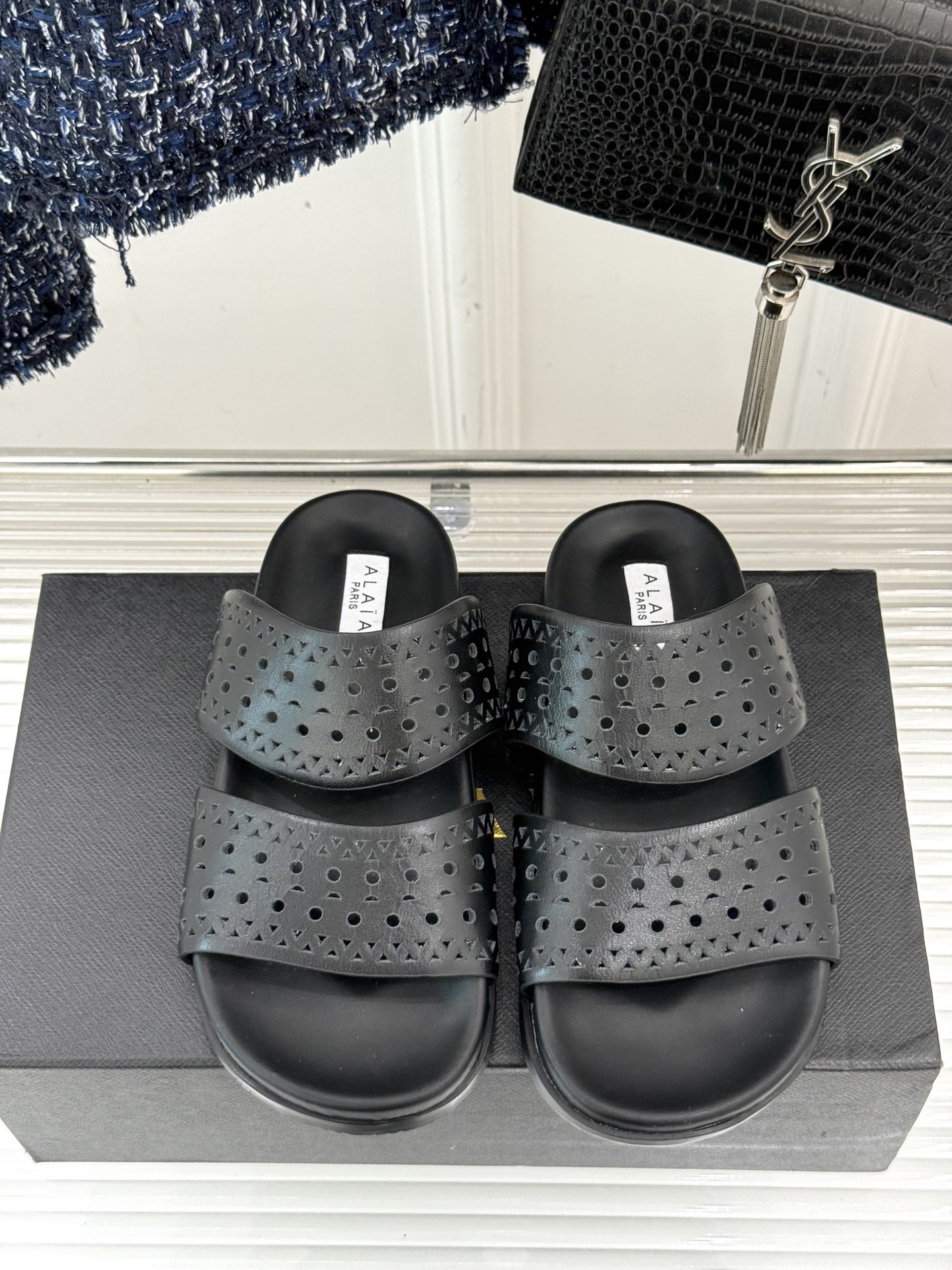 ALAIA|阿莱亚 25WF春夏新品
镂空休闲拖鞋
Alaia这个来自法国的奢侈品牌
以其性感摩登的设