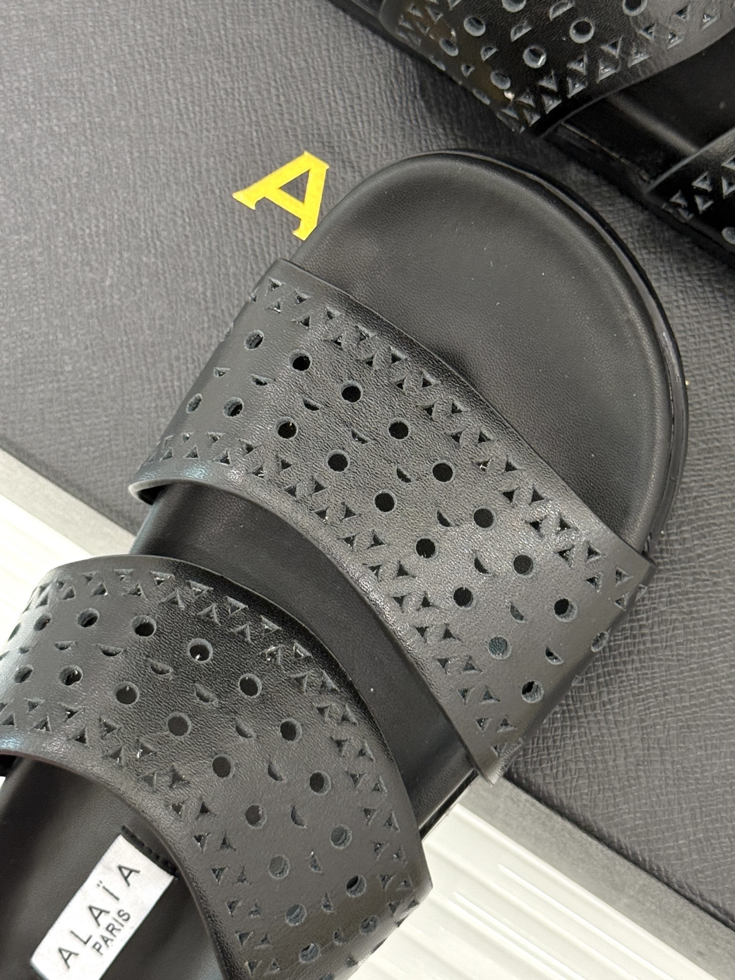 ALAIA|阿莱亚 25WF春夏新品
镂空休闲拖鞋
Alaia这个来自法国的奢侈品牌
以其性感摩登的设