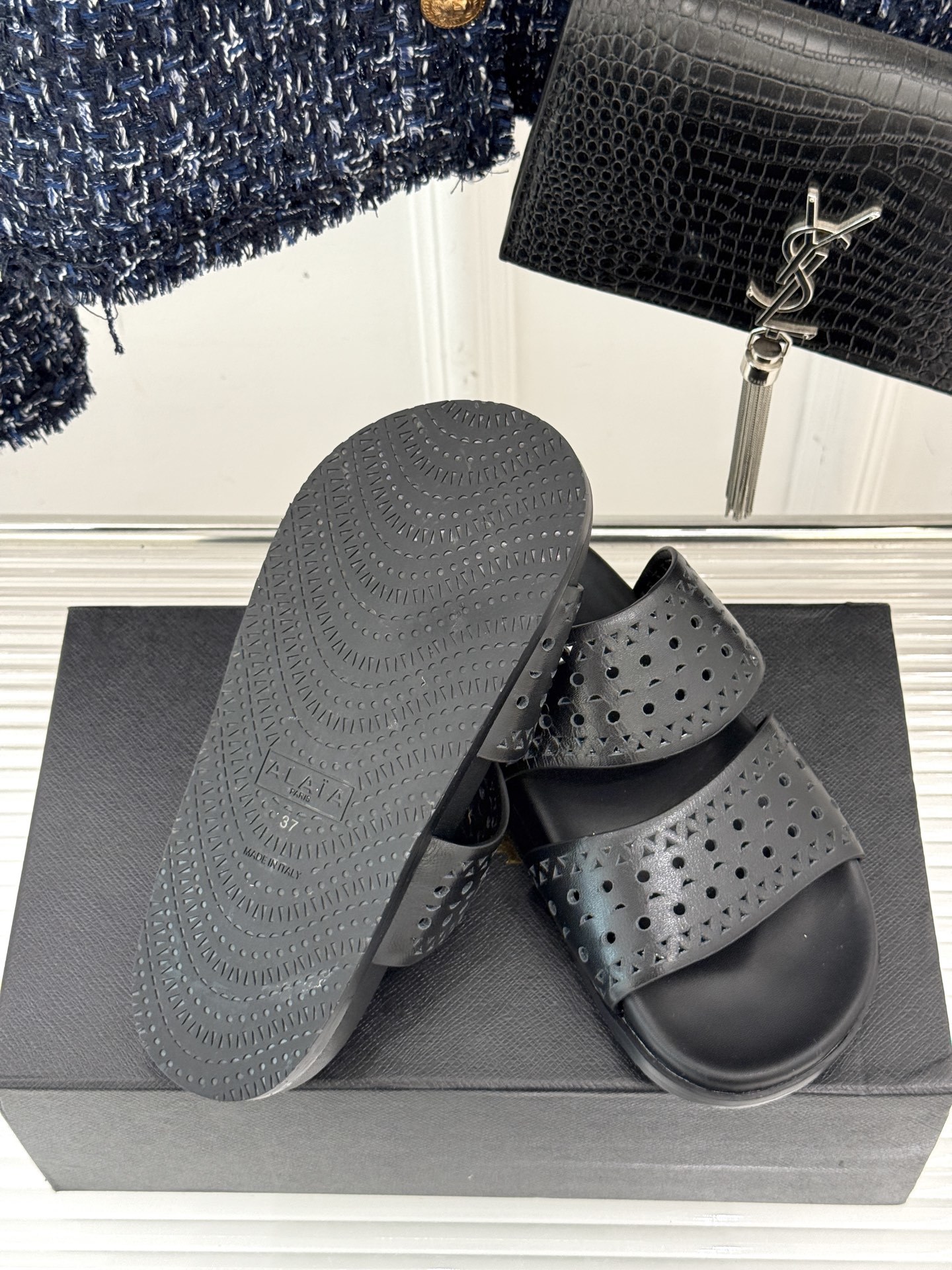 ALAIA|阿莱亚 25WF春夏新品
镂空休闲拖鞋
Alaia这个来自法国的奢侈品牌
以其性感摩登的设