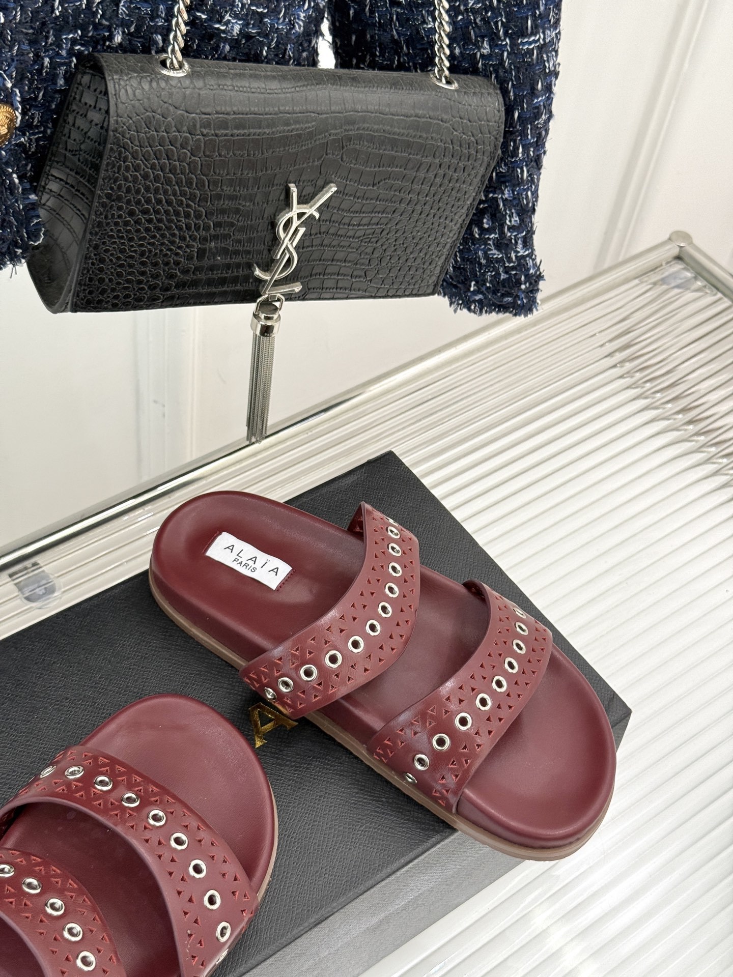 ALAIA|阿莱亚 25WF春夏新品
镂空休闲拖鞋
Alaia这个来自法国的奢侈品牌
以其性感摩登的设