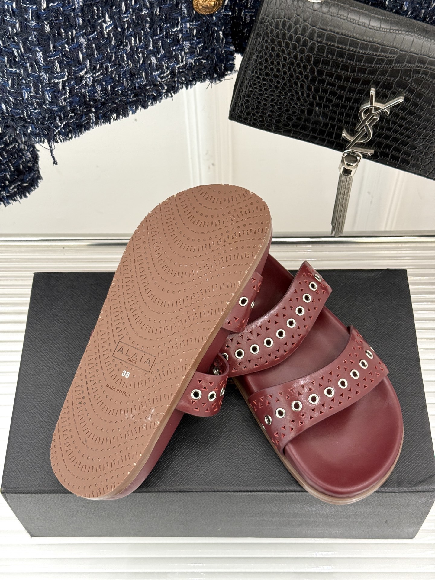 ALAIA|阿莱亚 25WF春夏新品
镂空休闲拖鞋
Alaia这个来自法国的奢侈品牌
以其性感摩登的设