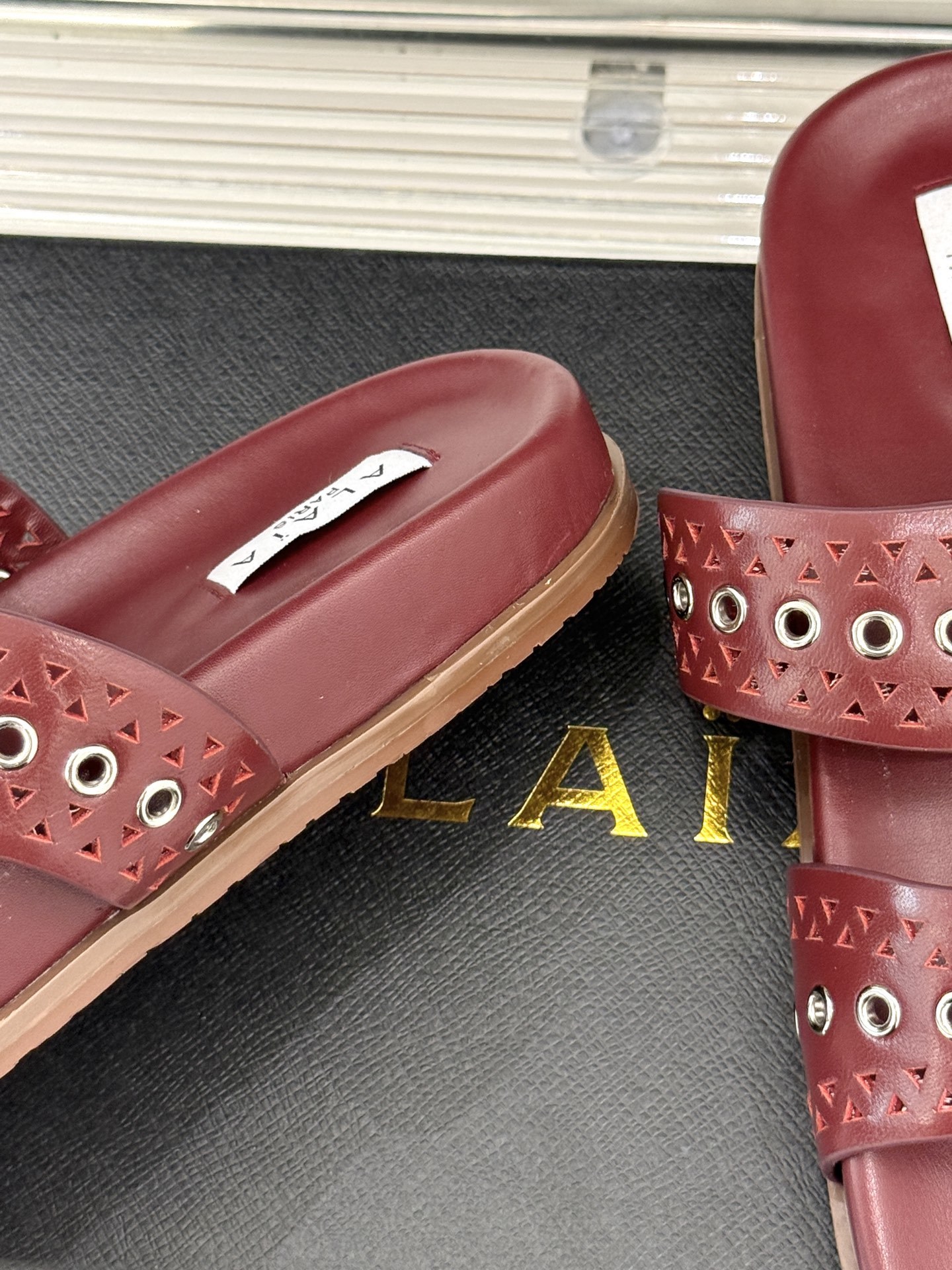 ALAIA|阿莱亚 25WF春夏新品
镂空休闲拖鞋
Alaia这个来自法国的奢侈品牌
以其性感摩登的设