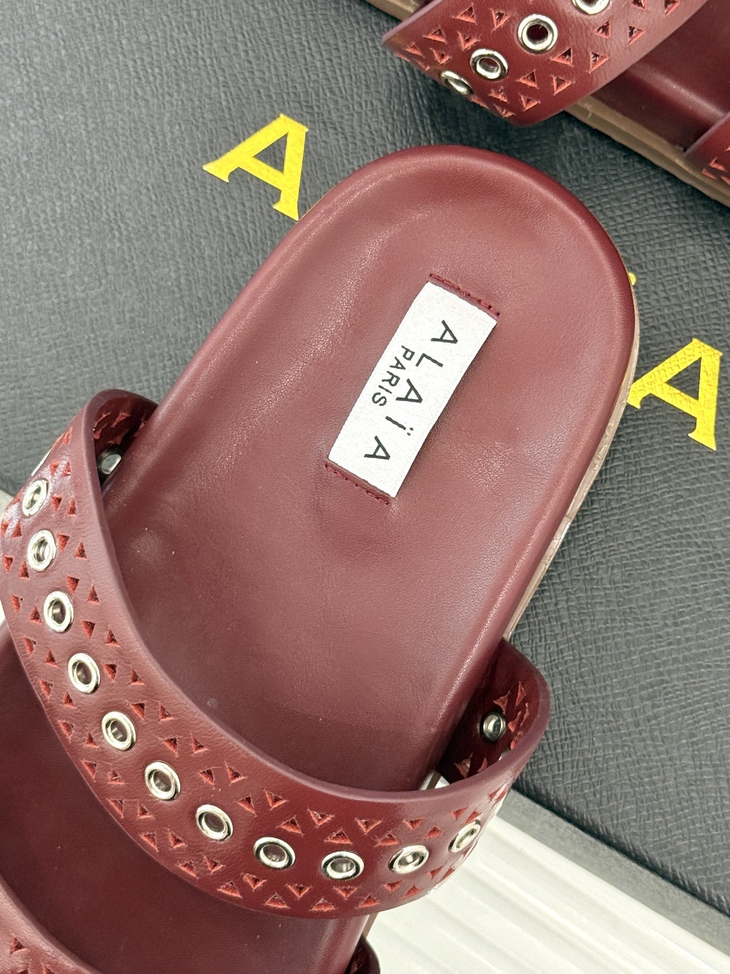ALAIA|阿莱亚 25WF春夏新品
镂空休闲拖鞋
Alaia这个来自法国的奢侈品牌
以其性感摩登的设