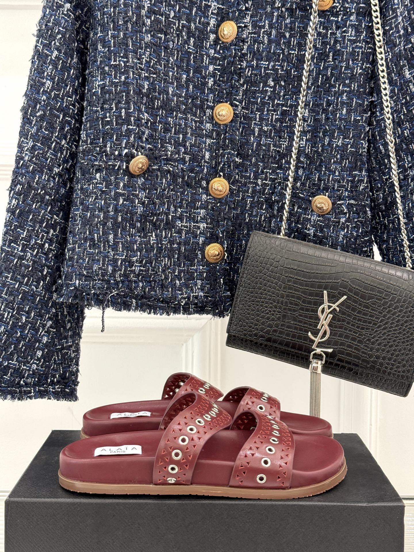 ALAIA|阿莱亚 25WF春夏新品
镂空休闲拖鞋
Alaia这个来自法国的奢侈品牌
以其性感摩登的设