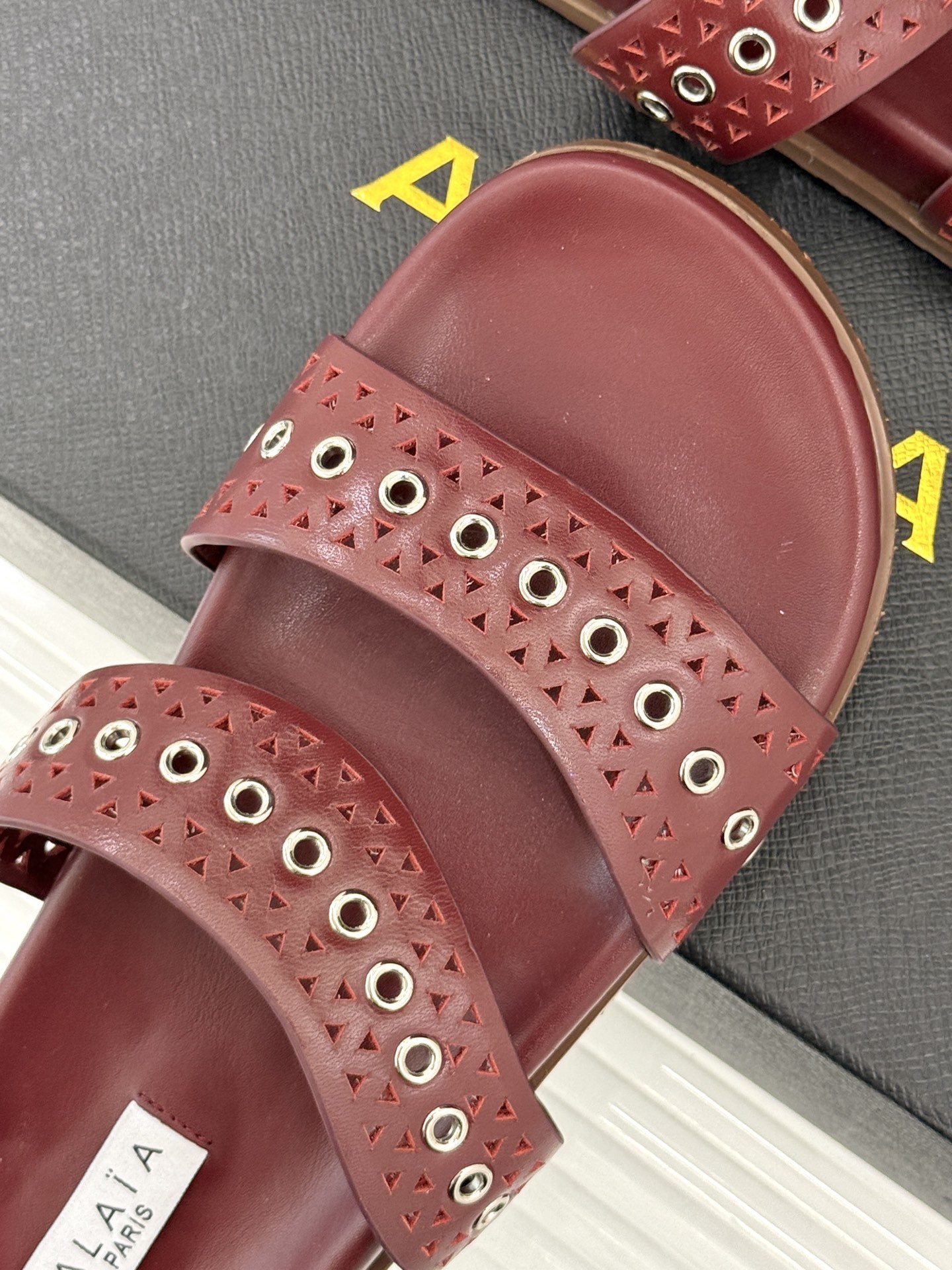 ALAIA|阿莱亚 25WF春夏新品
镂空休闲拖鞋
Alaia这个来自法国的奢侈品牌
以其性感摩登的设