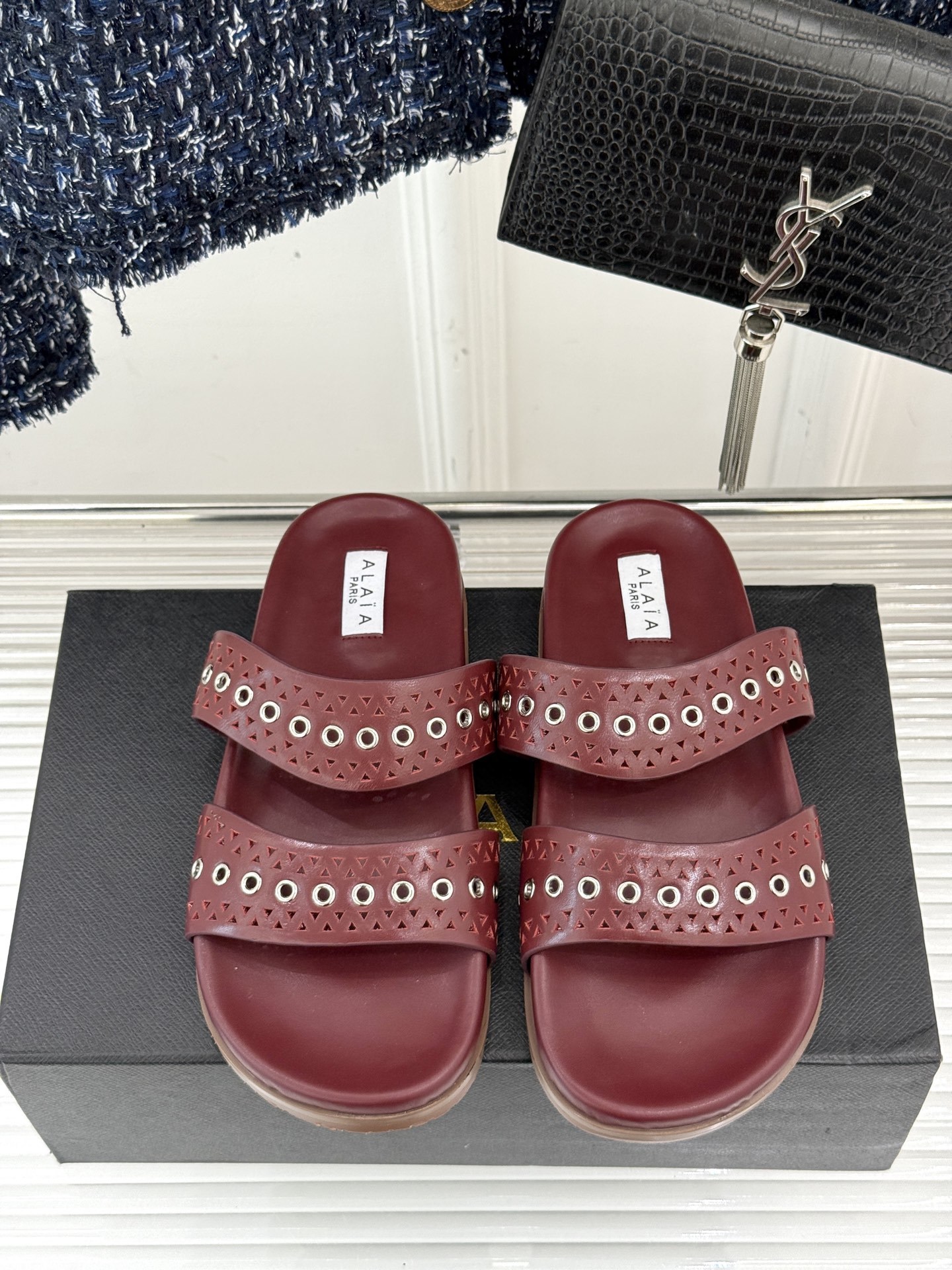 ALAIA|阿莱亚 25WF春夏新品
镂空休闲拖鞋
Alaia这个来自法国的奢侈品牌
以其性感摩登的设