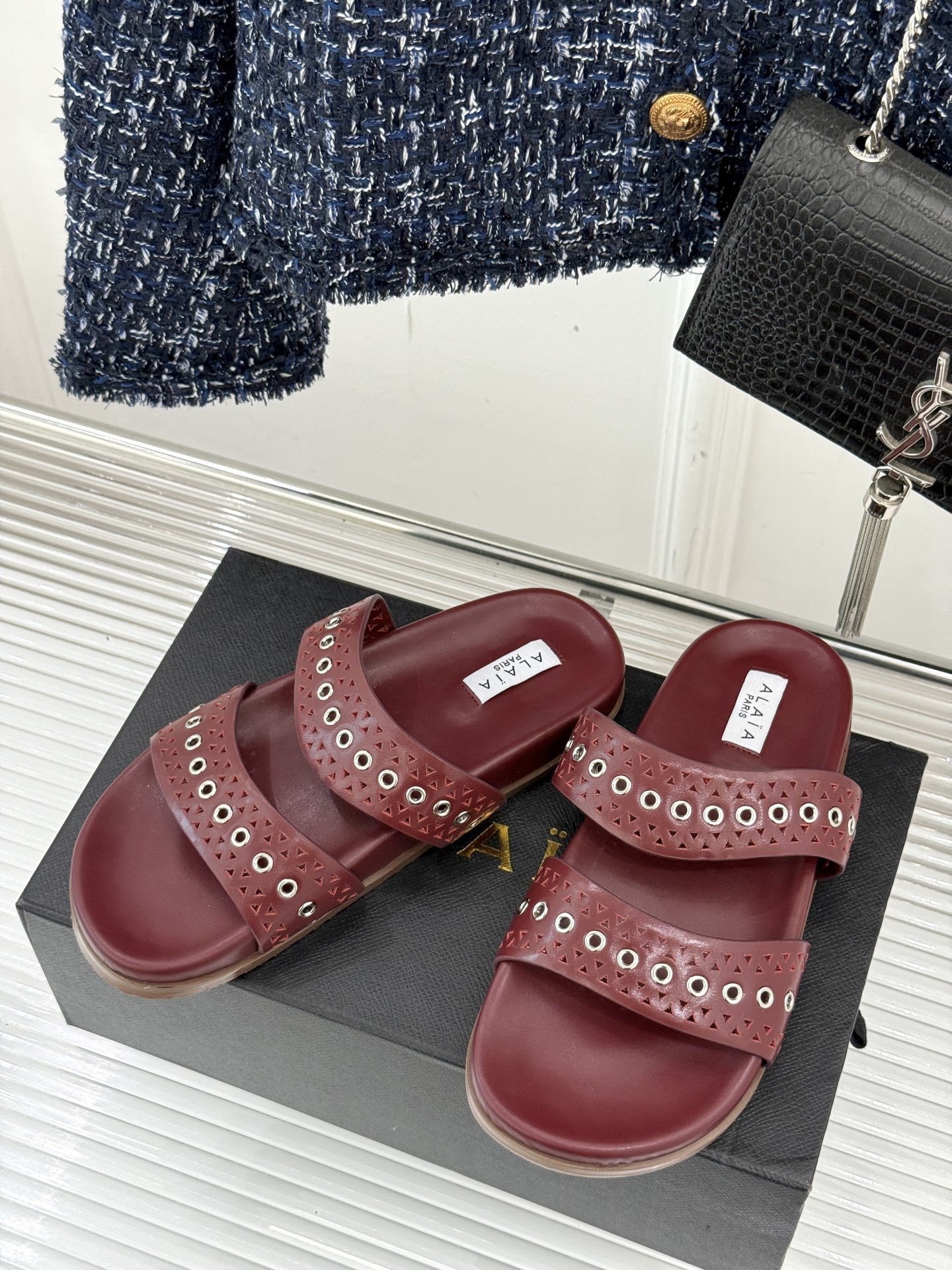 ALAIA|阿莱亚 25WF春夏新品
镂空休闲拖鞋
Alaia这个来自法国的奢侈品牌
以其性感摩登的设