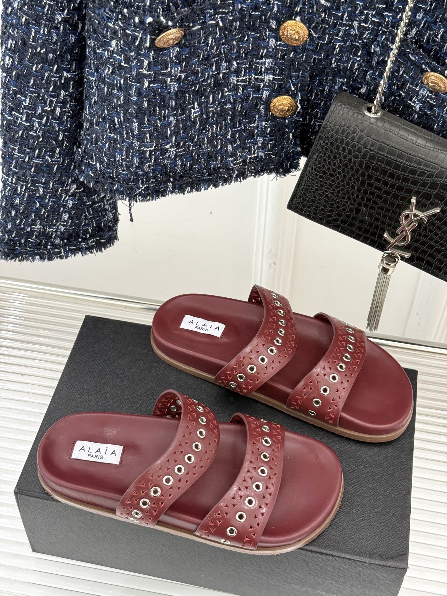 ALAIA|阿莱亚 25WF春夏新品
镂空休闲拖鞋
Alaia这个来自法国的奢侈品牌
以其性感摩登的设