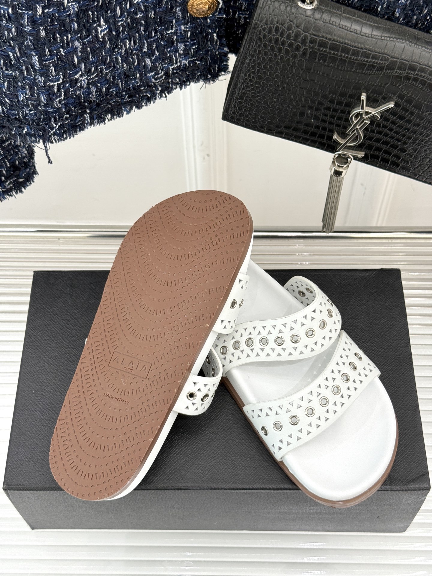 ALAIA|阿莱亚 25WF春夏新品
镂空休闲拖鞋
Alaia这个来自法国的奢侈品牌
以其性感摩登的设