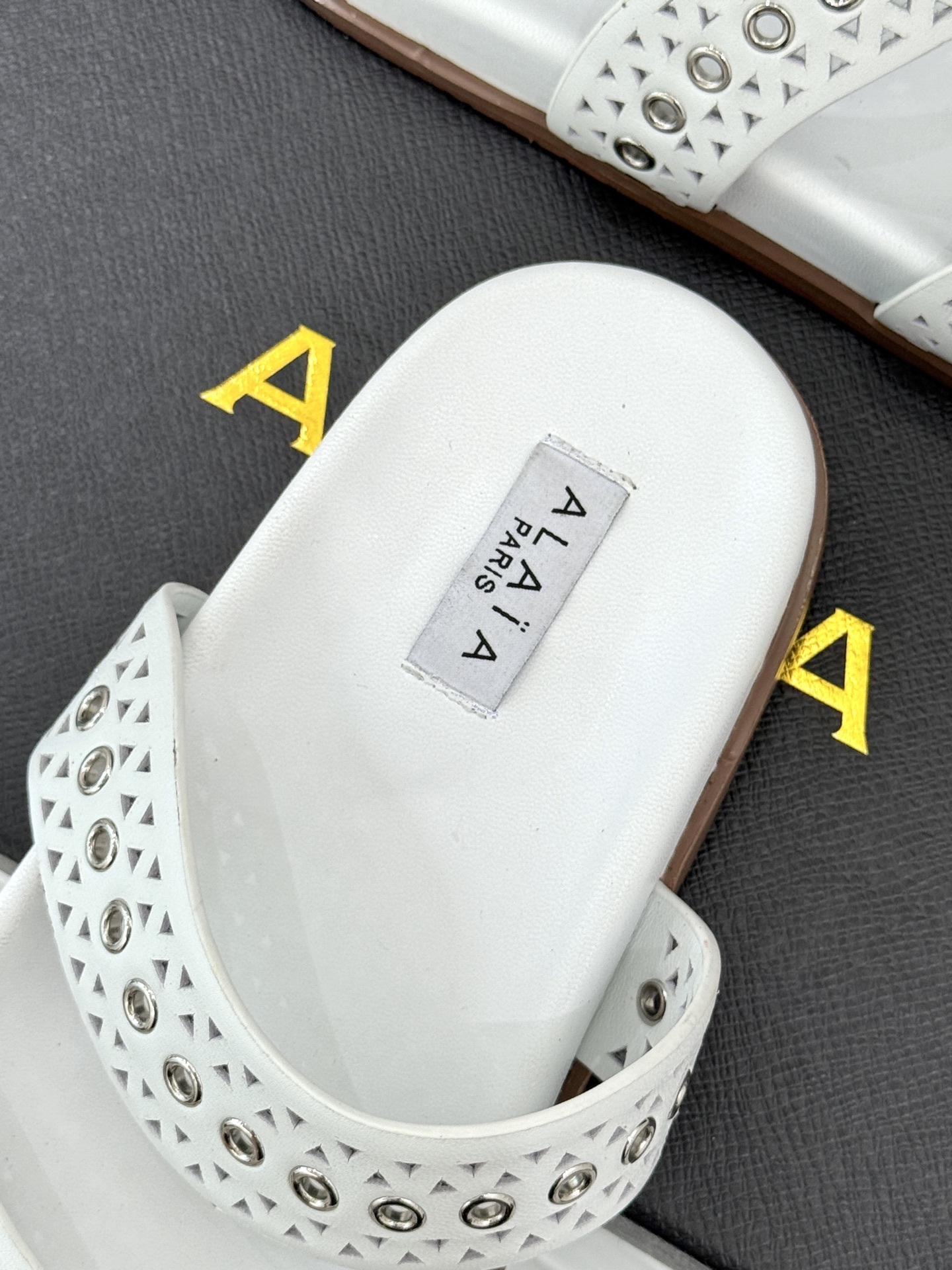 ALAIA|阿莱亚 25WF春夏新品
镂空休闲拖鞋
Alaia这个来自法国的奢侈品牌
以其性感摩登的设