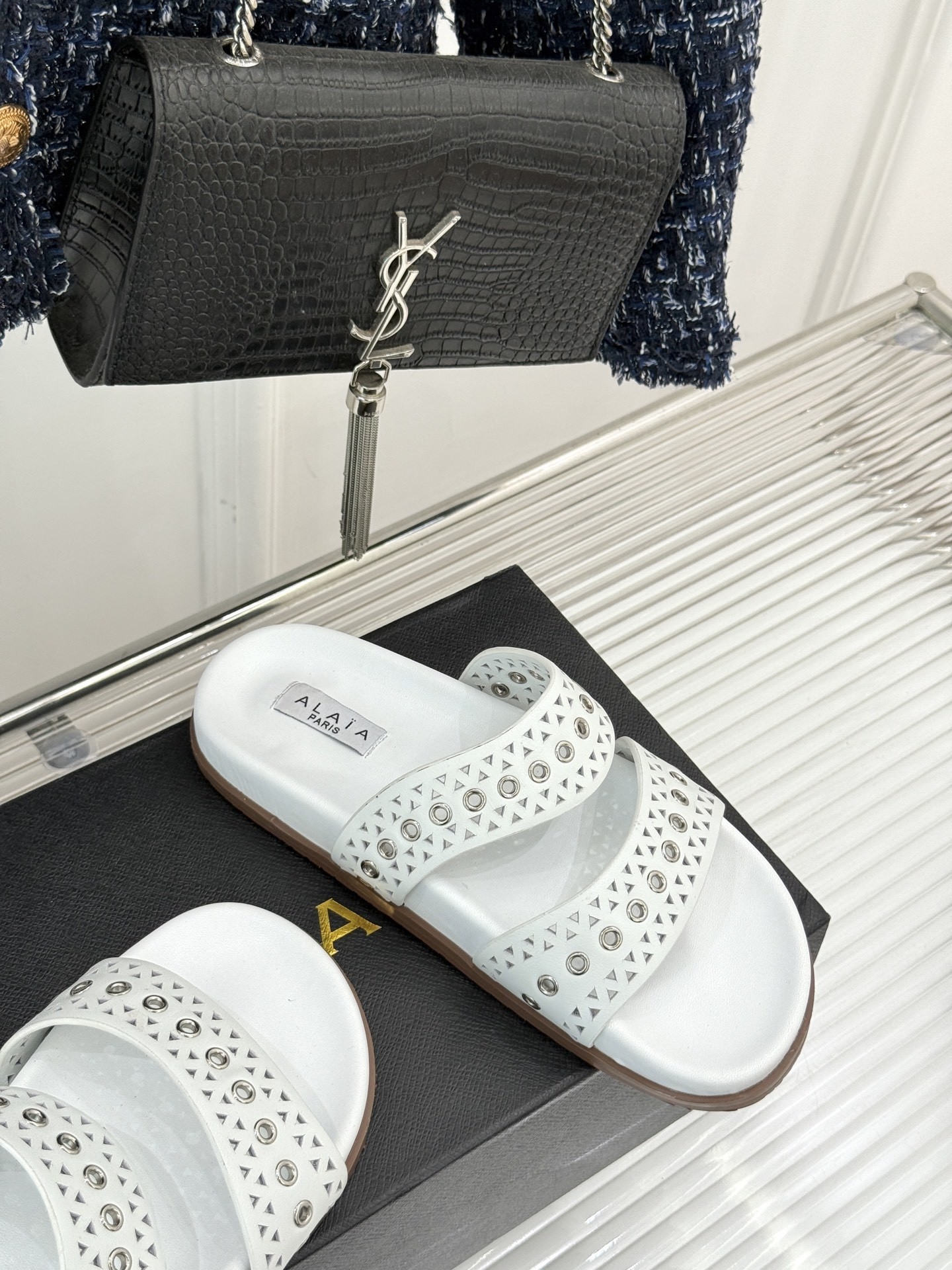 ALAIA|阿莱亚 25WF春夏新品
镂空休闲拖鞋
Alaia这个来自法国的奢侈品牌
以其性感摩登的设