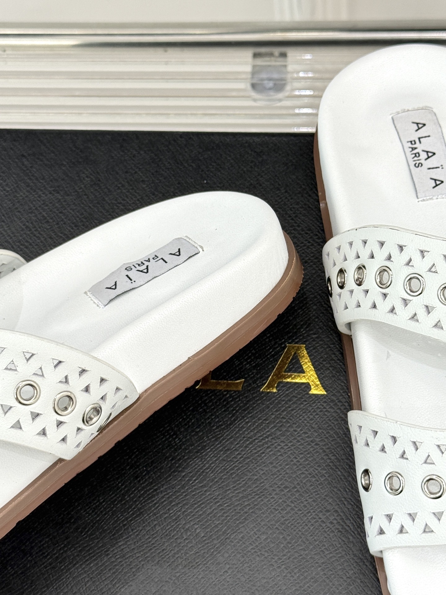 ALAIA|阿莱亚 25WF春夏新品
镂空休闲拖鞋
Alaia这个来自法国的奢侈品牌
以其性感摩登的设