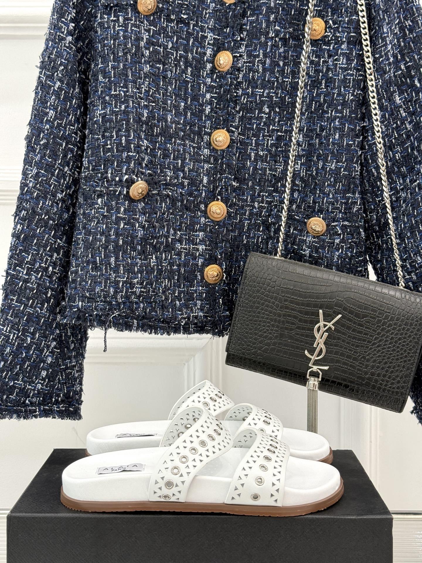 ALAIA|阿莱亚 25WF春夏新品
镂空休闲拖鞋
Alaia这个来自法国的奢侈品牌
以其性感摩登的设