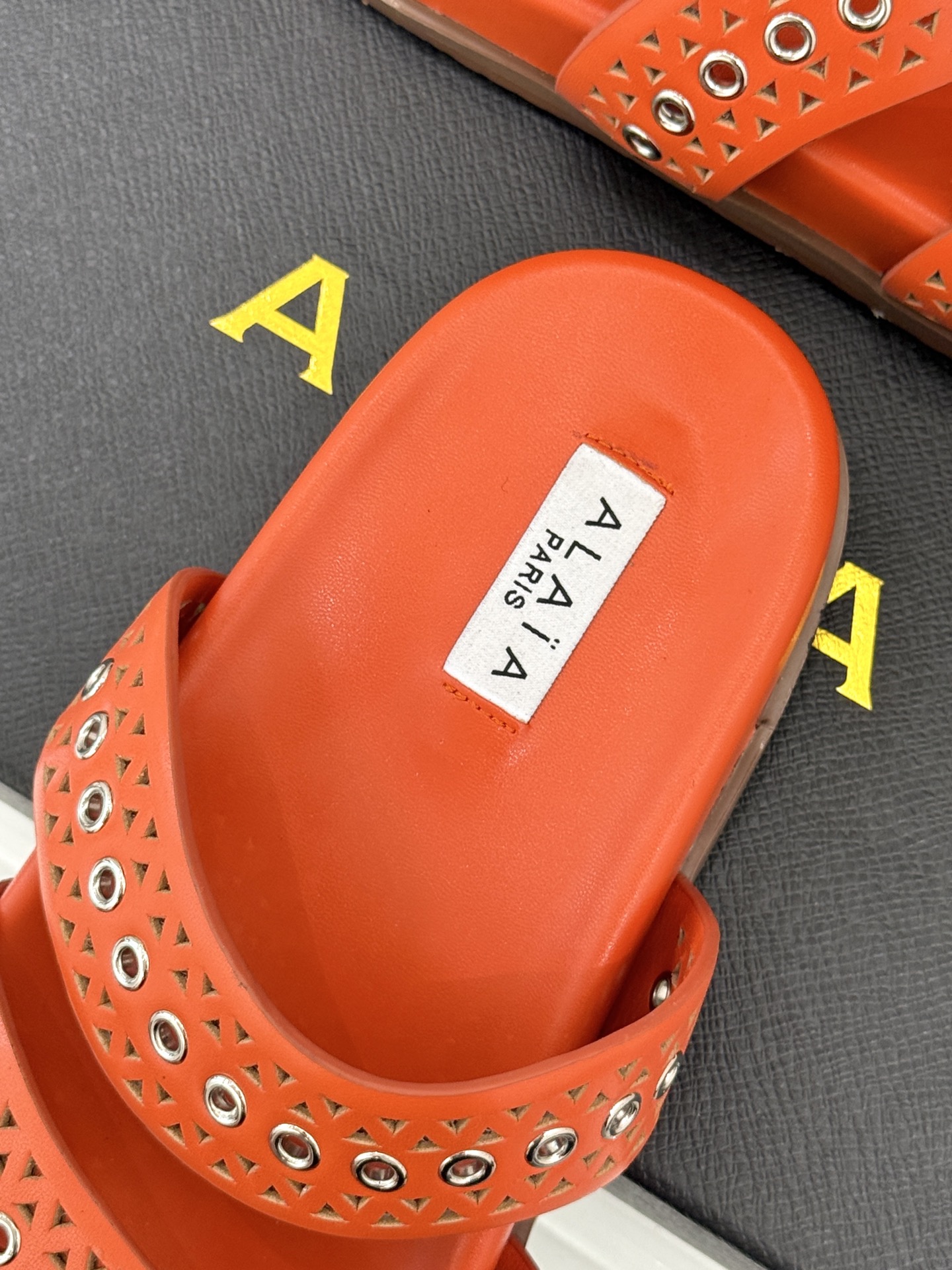 
ALAIA｜阿莱亚 25WF春夏新品
镂空休闲拖鞋
Alaia这个来自法国的奢侈品牌
以其性感摩登的设