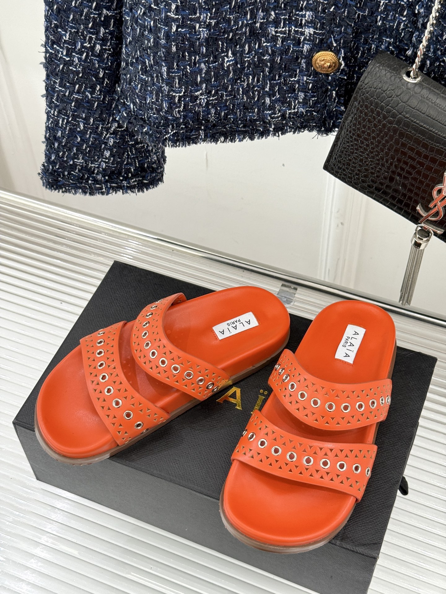 
ALAIA｜阿莱亚 25WF春夏新品
镂空休闲拖鞋
Alaia这个来自法国的奢侈品牌
以其性感摩登的设