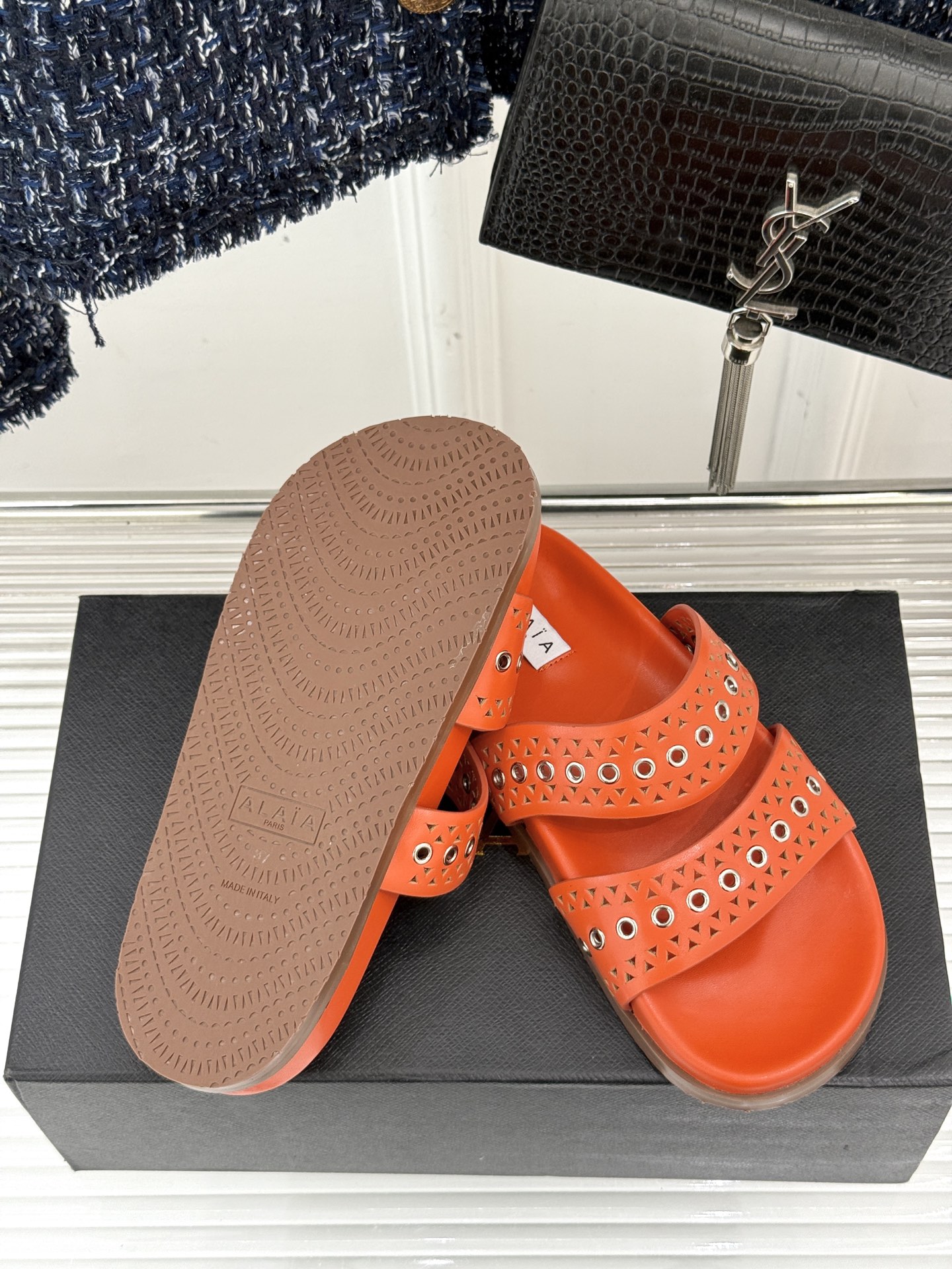 
ALAIA｜阿莱亚 25WF春夏新品
镂空休闲拖鞋
Alaia这个来自法国的奢侈品牌
以其性感摩登的设