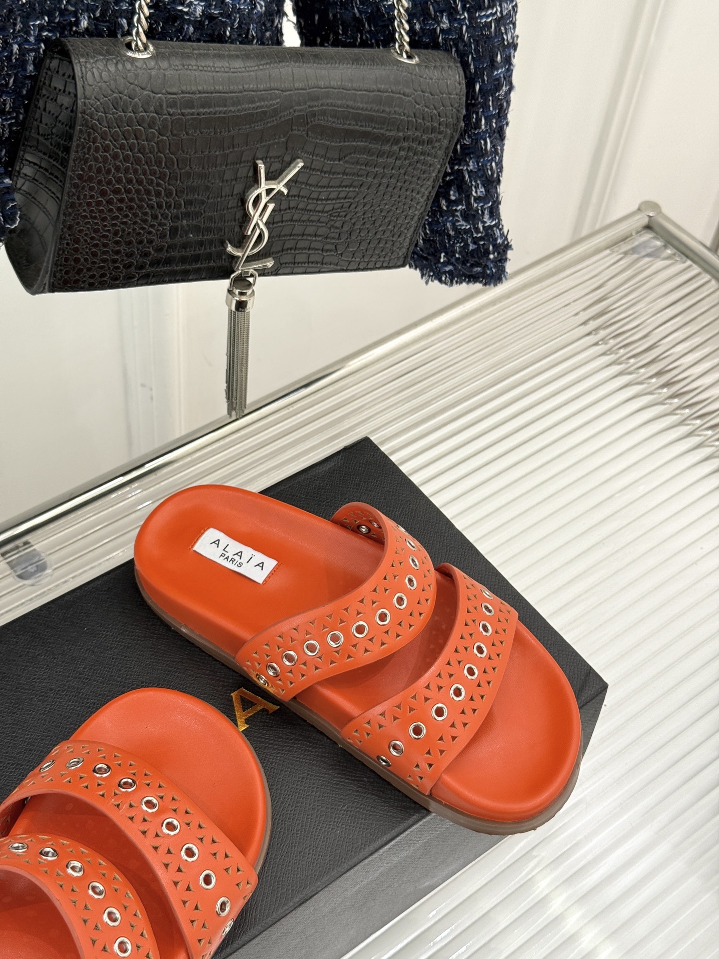 
ALAIA｜阿莱亚 25WF春夏新品
镂空休闲拖鞋
Alaia这个来自法国的奢侈品牌
以其性感摩登的设