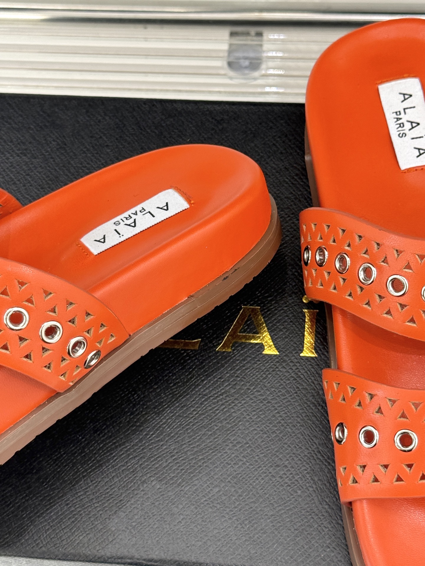 
ALAIA｜阿莱亚 25WF春夏新品
镂空休闲拖鞋
Alaia这个来自法国的奢侈品牌
以其性感摩登的设