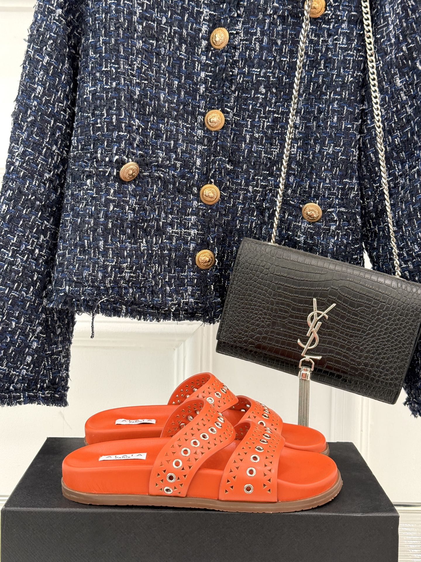 
ALAIA｜阿莱亚 25WF春夏新品
镂空休闲拖鞋
Alaia这个来自法国的奢侈品牌
以其性感摩登的设
