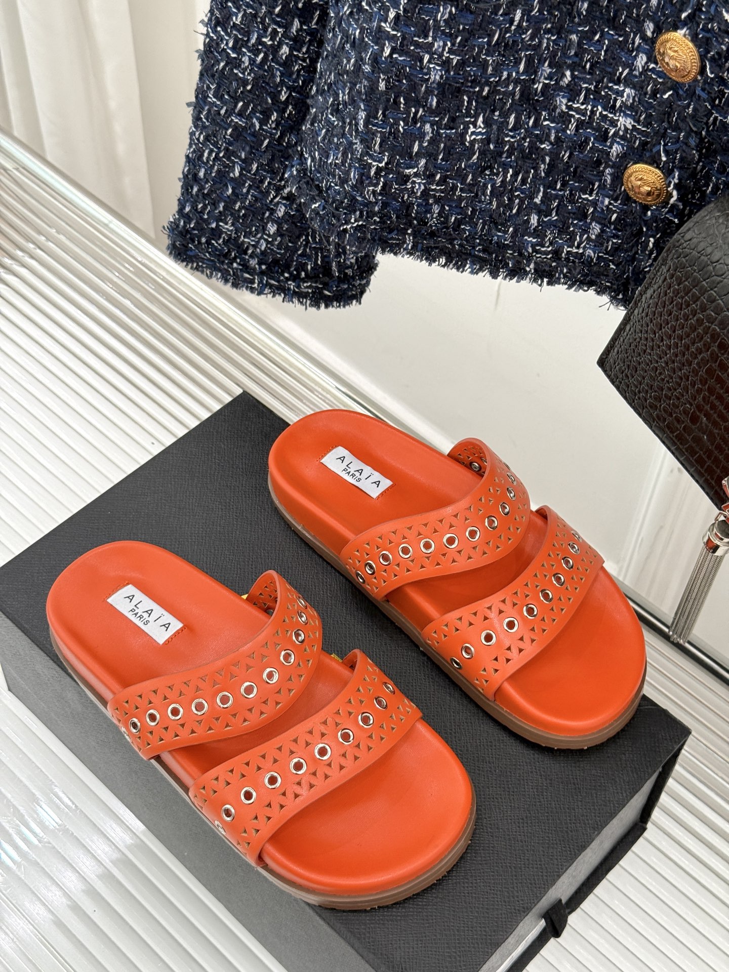 
ALAIA｜阿莱亚 25WF春夏新品
镂空休闲拖鞋
Alaia这个来自法国的奢侈品牌
以其性感摩登的设