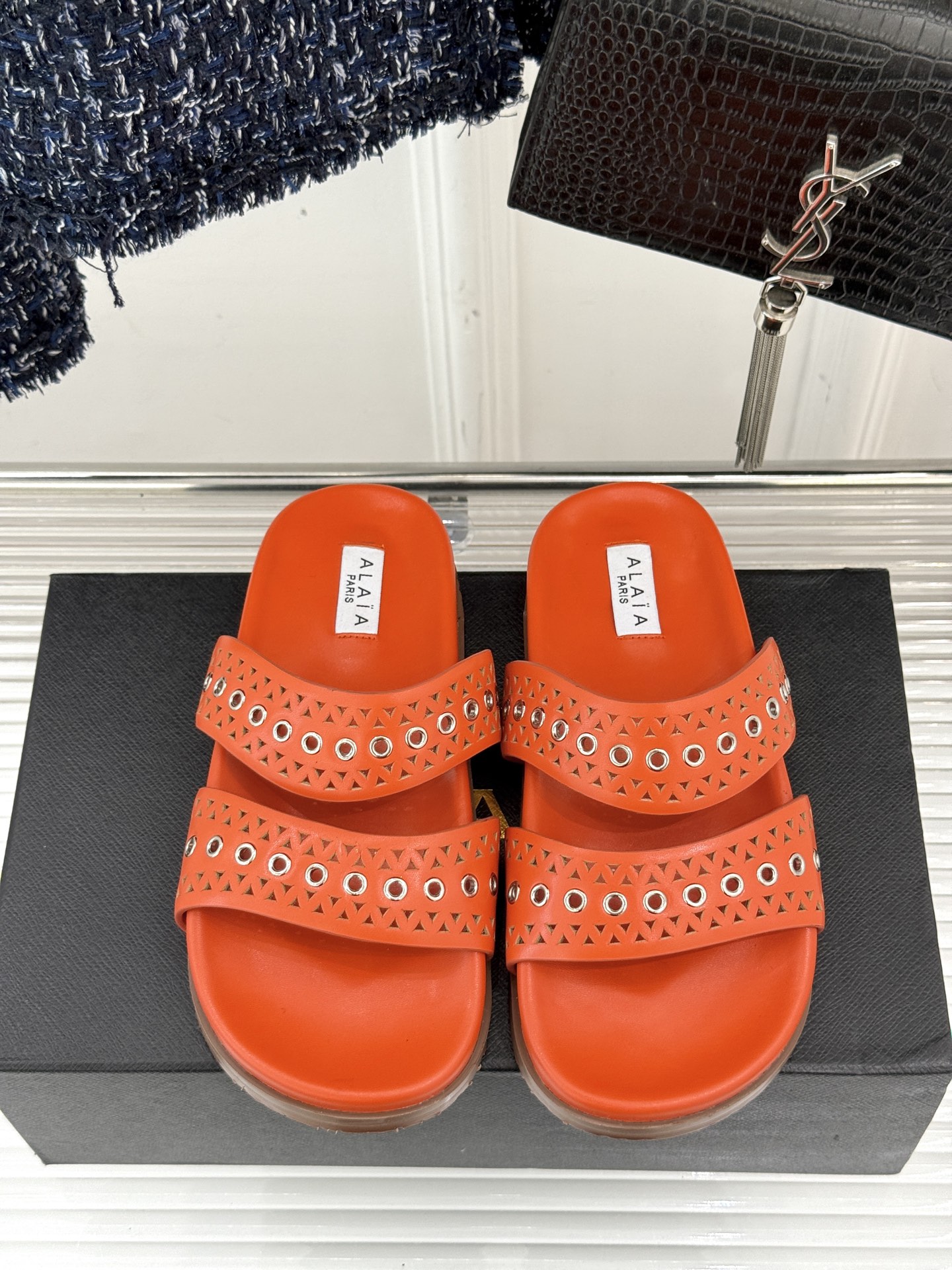 
ALAIA｜阿莱亚 25WF春夏新品
镂空休闲拖鞋
Alaia这个来自法国的奢侈品牌
以其性感摩登的设