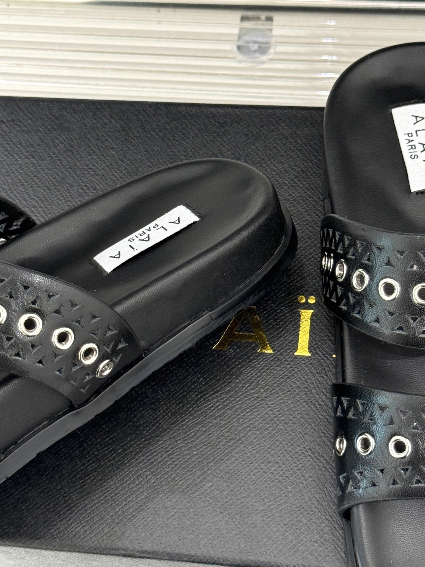 ALAIA|阿莱亚 25WF春夏新品
镂空休闲拖鞋
Alaia这个来自法国的奢侈品牌
以其性感摩登的设