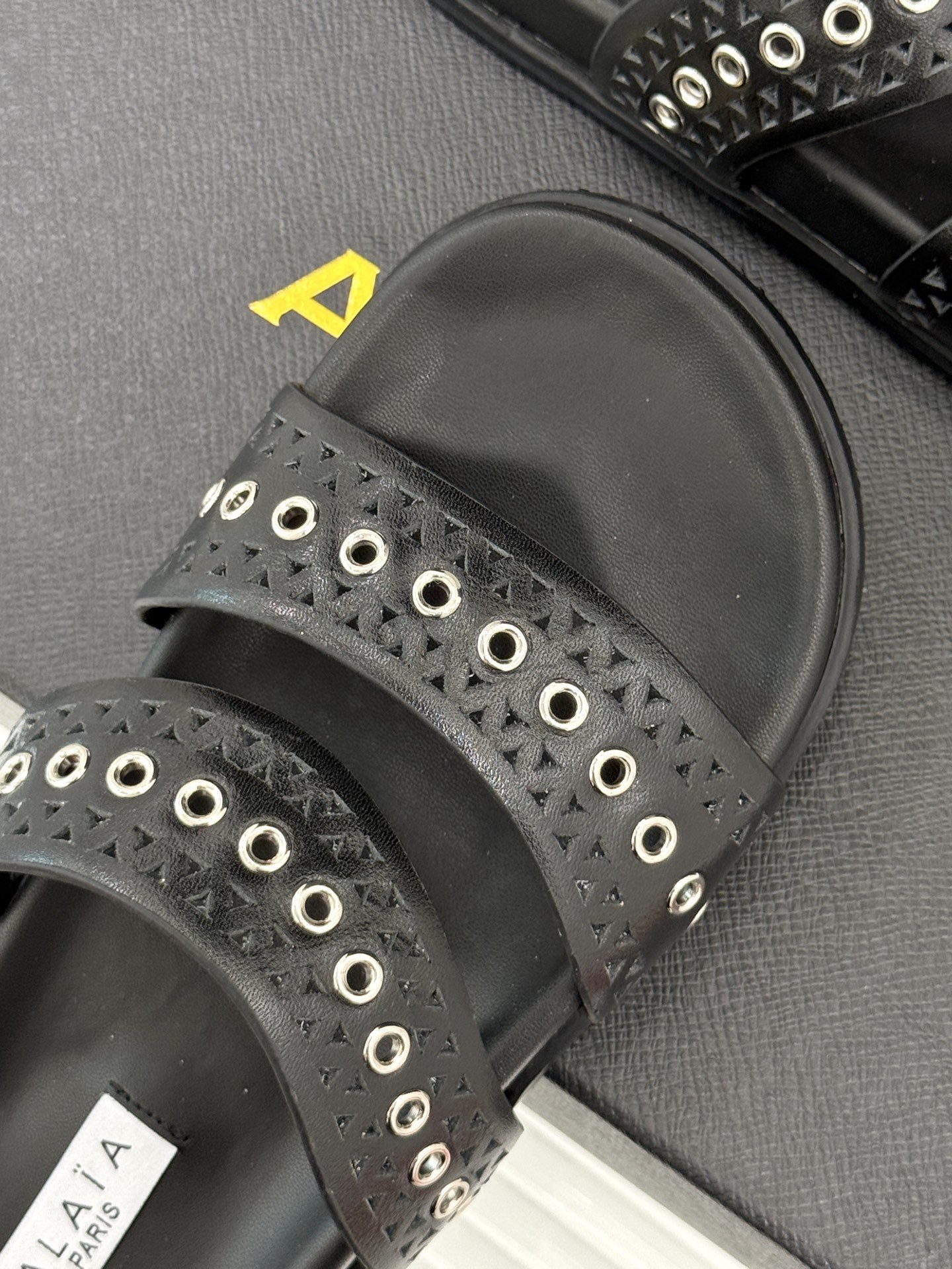 ALAIA|阿莱亚 25WF春夏新品
镂空休闲拖鞋
Alaia这个来自法国的奢侈品牌
以其性感摩登的设