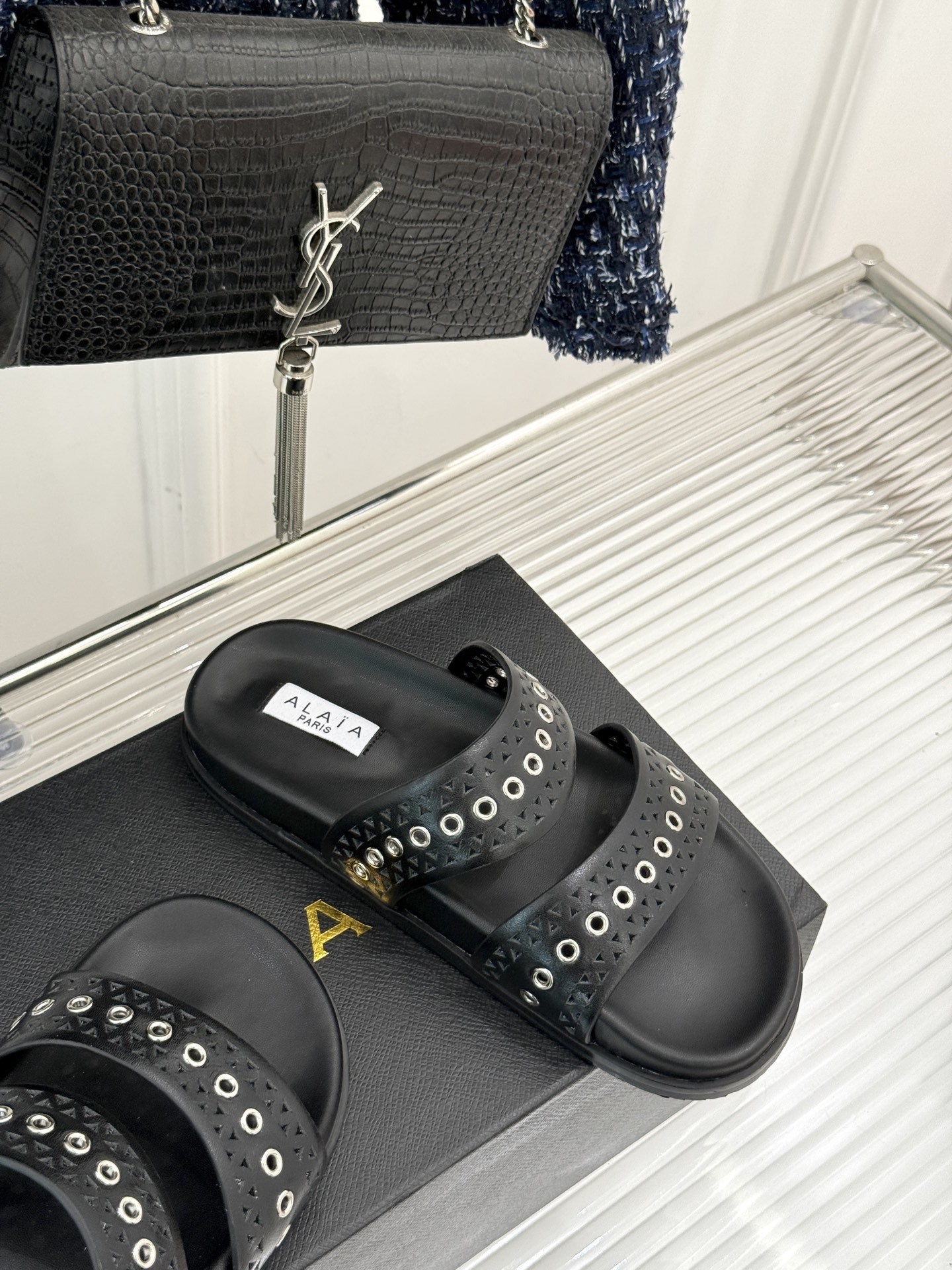 ALAIA|阿莱亚 25WF春夏新品
镂空休闲拖鞋
Alaia这个来自法国的奢侈品牌
以其性感摩登的设