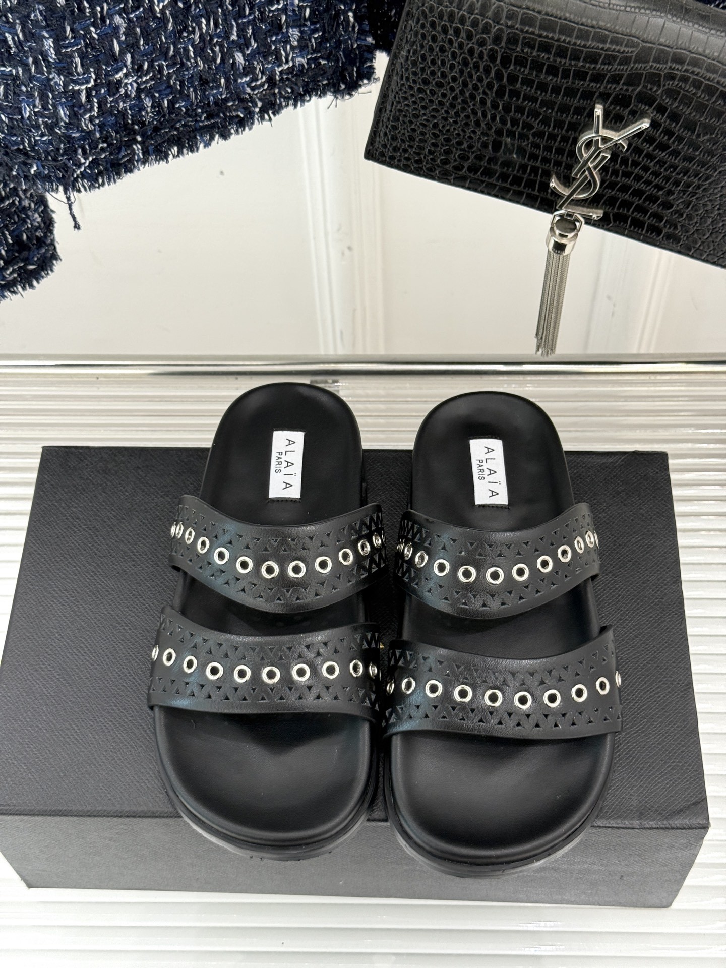 ALAIA|阿莱亚 25WF春夏新品
镂空休闲拖鞋
Alaia这个来自法国的奢侈品牌
以其性感摩登的设