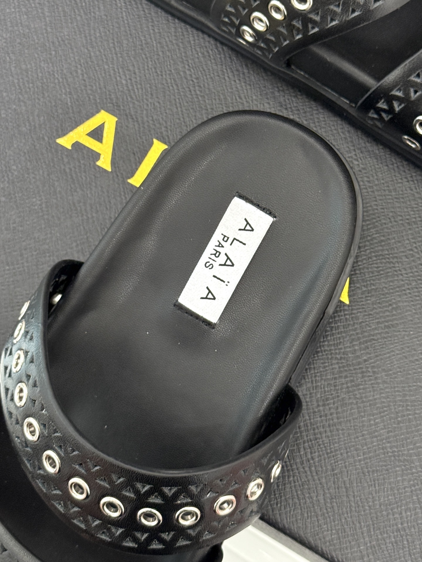 ALAIA|阿莱亚 25WF春夏新品
镂空休闲拖鞋
Alaia这个来自法国的奢侈品牌
以其性感摩登的设