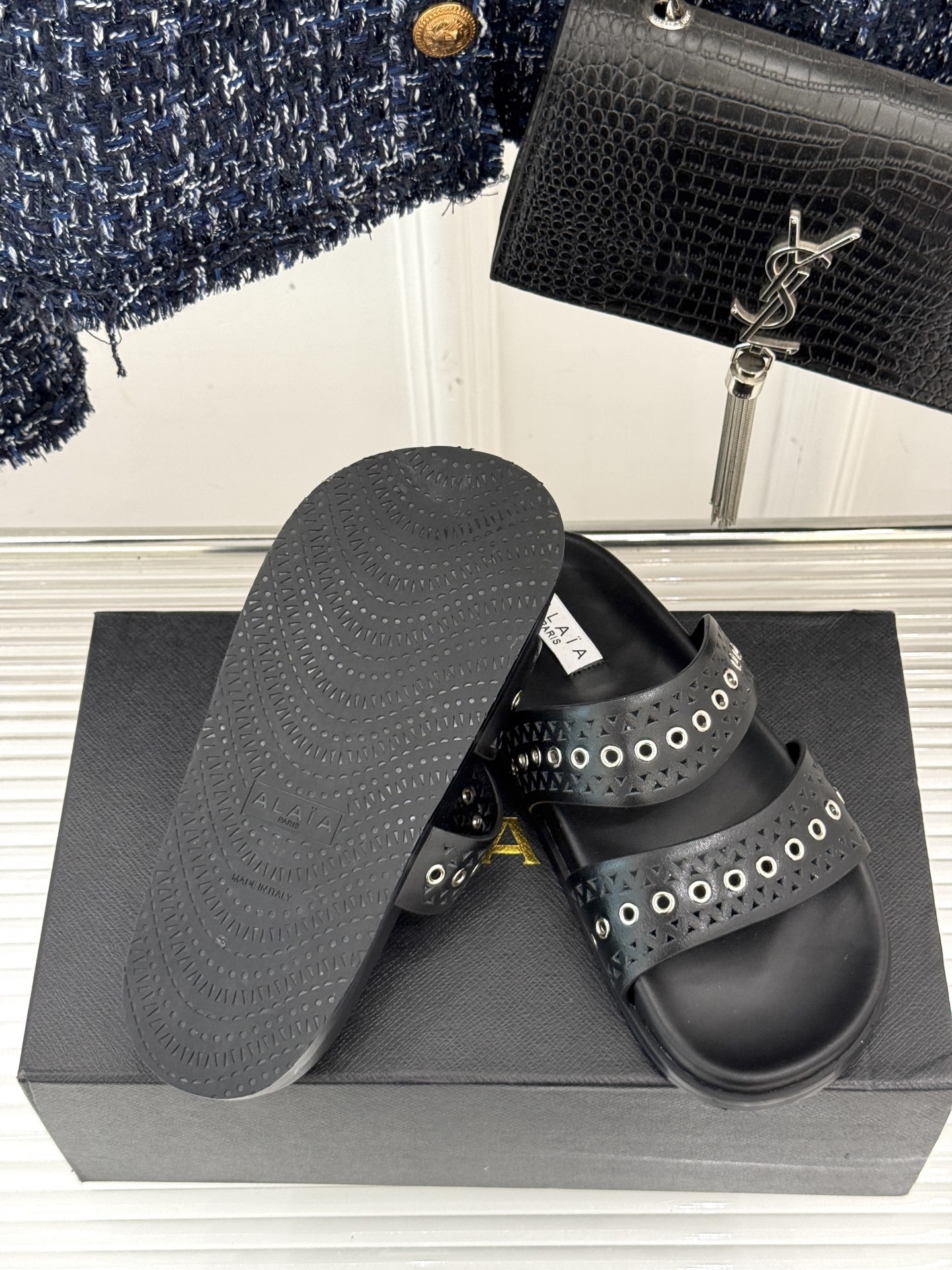 ALAIA|阿莱亚 25WF春夏新品
镂空休闲拖鞋
Alaia这个来自法国的奢侈品牌
以其性感摩登的设