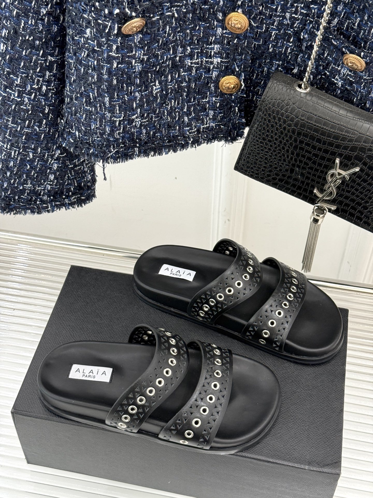 ALAIA|阿莱亚 25WF春夏新品
镂空休闲拖鞋
Alaia这个来自法国的奢侈品牌
以其性感摩登的设