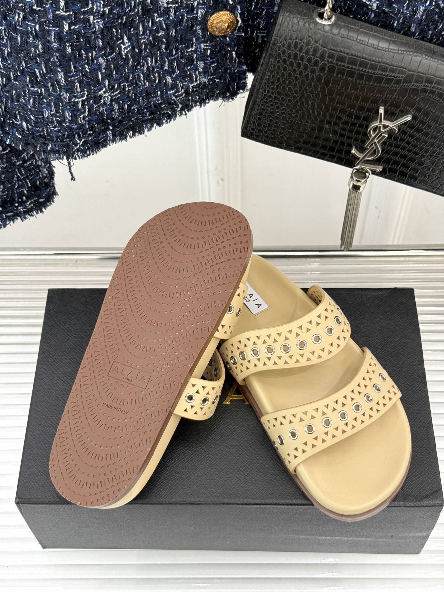 ALAIA|阿莱亚 25WF春夏新品
镂空休闲拖鞋
Alaia这个来自法国的奢侈品牌
以其性感摩登的设