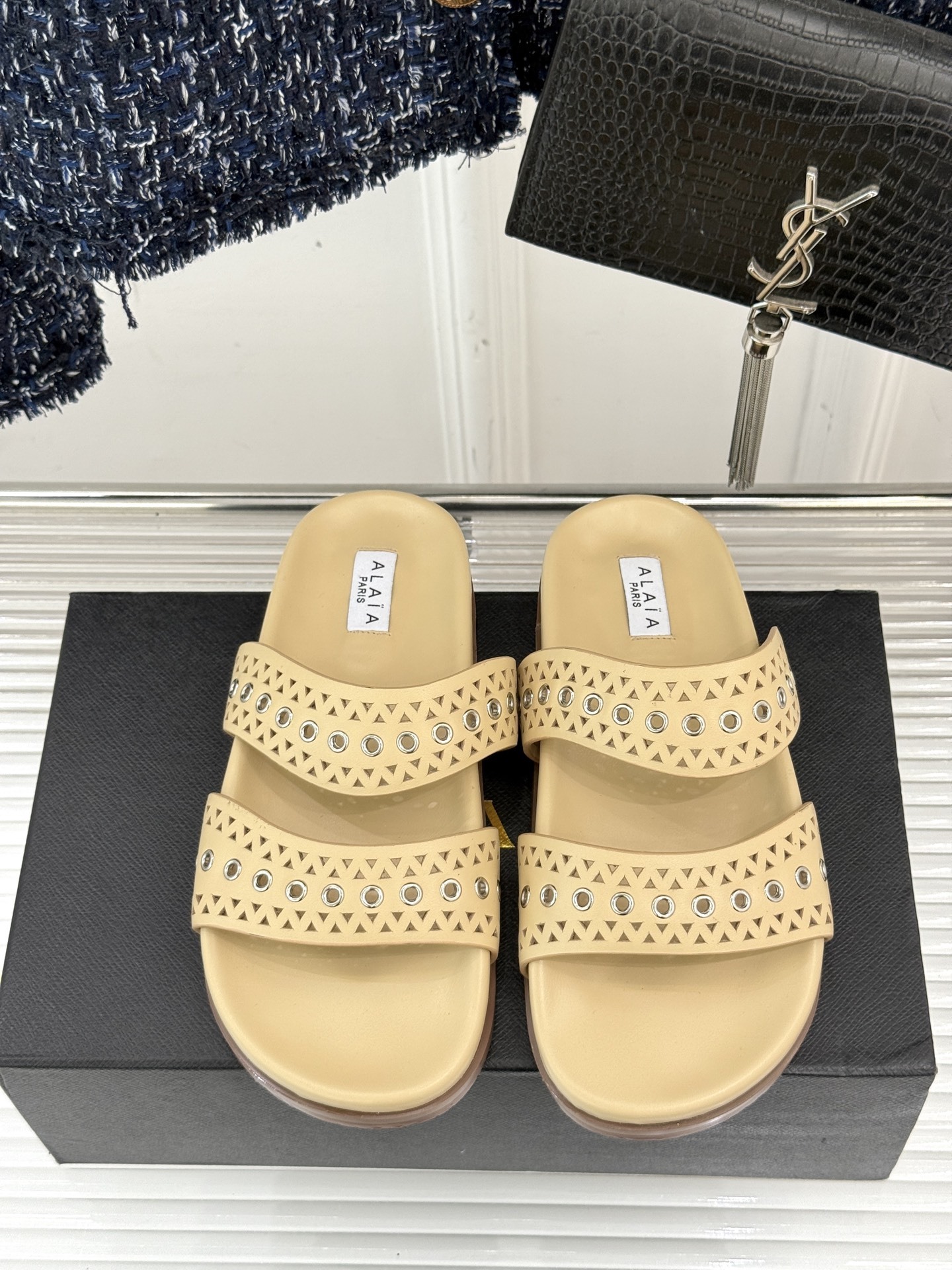 ALAIA|阿莱亚 25WF春夏新品
镂空休闲拖鞋
Alaia这个来自法国的奢侈品牌
以其性感摩登的设