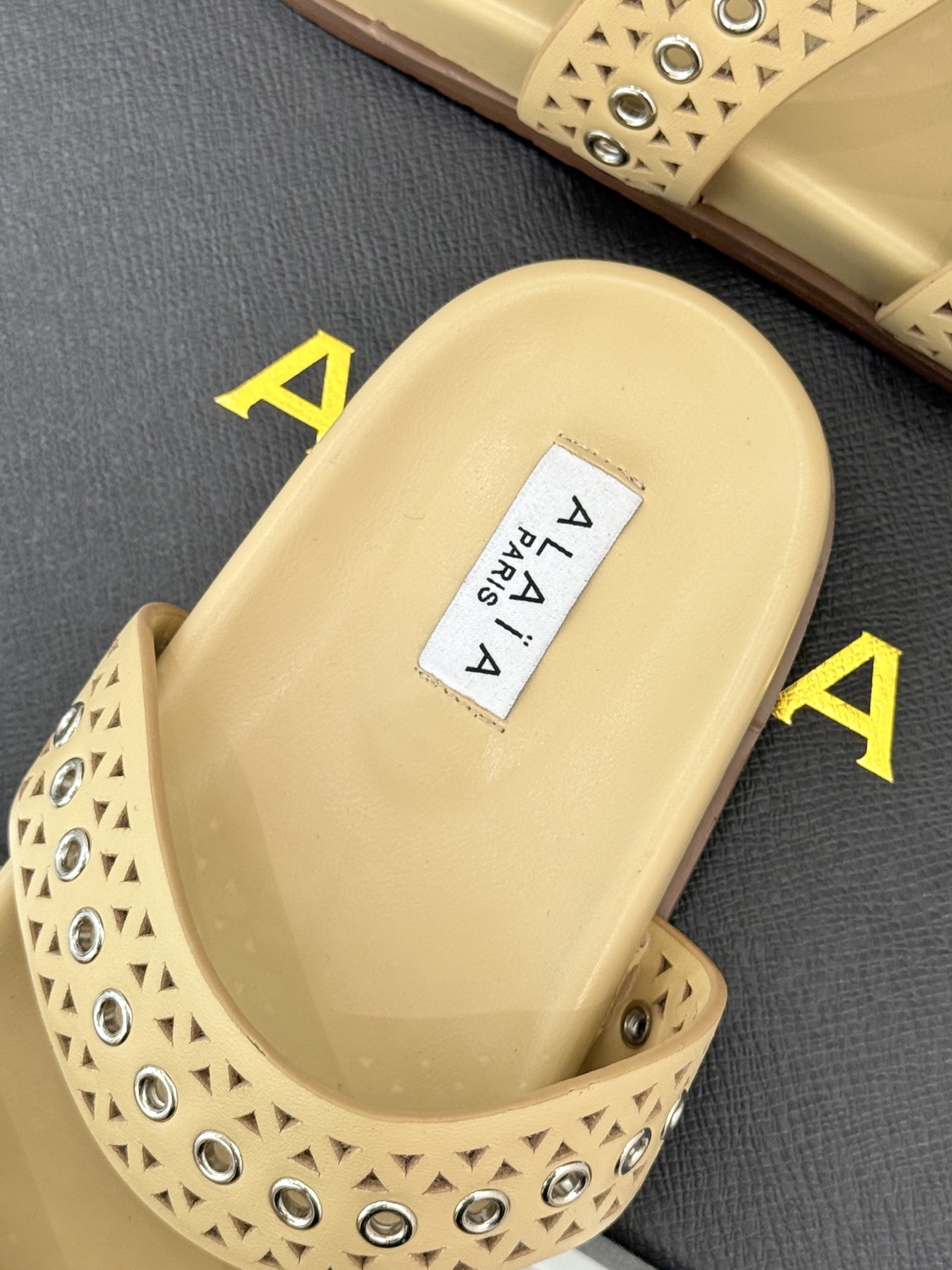 ALAIA|阿莱亚 25WF春夏新品
镂空休闲拖鞋
Alaia这个来自法国的奢侈品牌
以其性感摩登的设