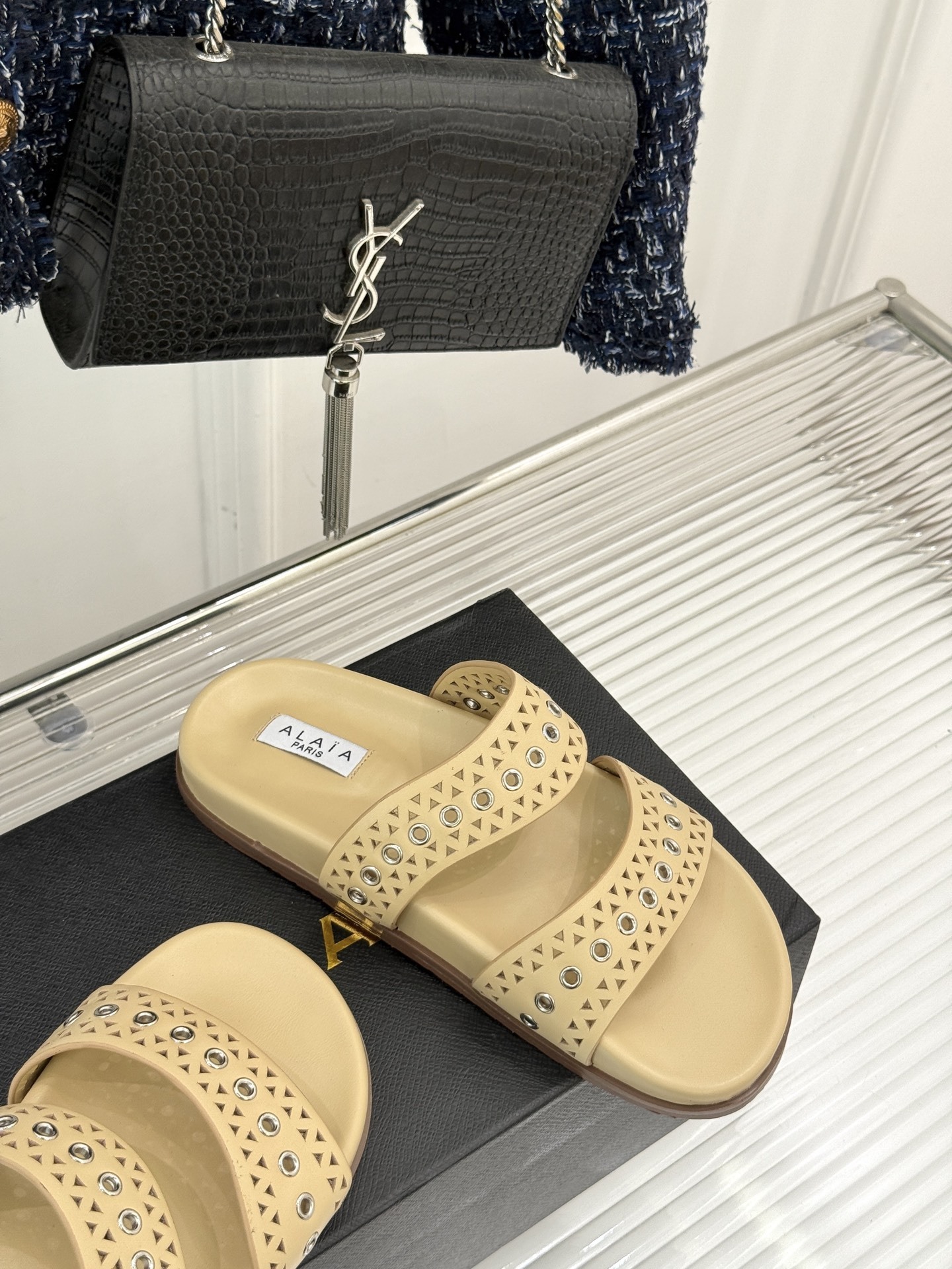 ALAIA|阿莱亚 25WF春夏新品
镂空休闲拖鞋
Alaia这个来自法国的奢侈品牌
以其性感摩登的设