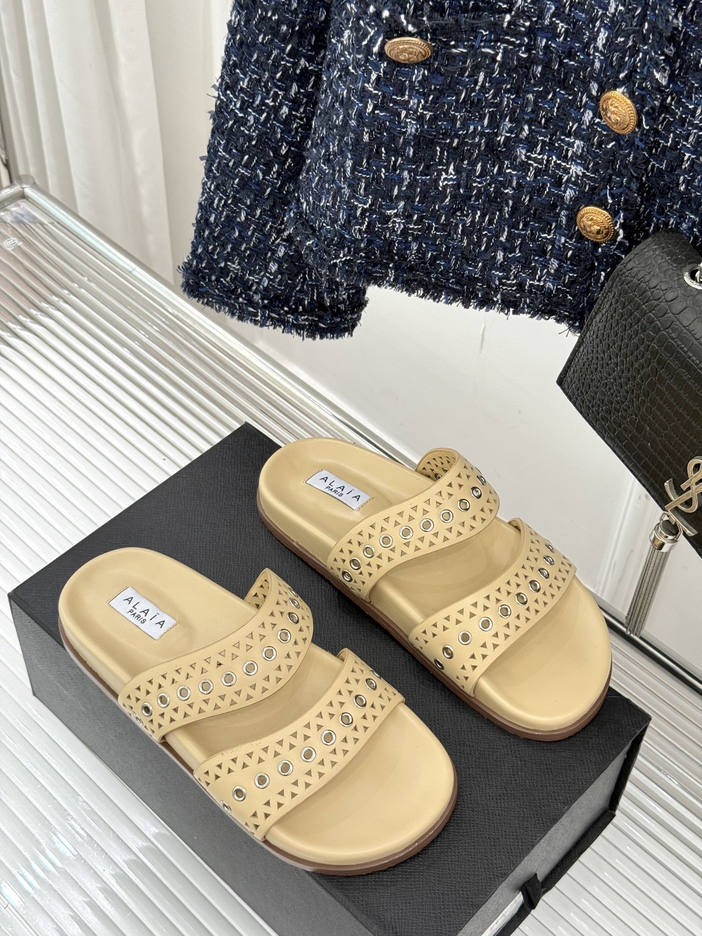 ALAIA|阿莱亚 25WF春夏新品
镂空休闲拖鞋
Alaia这个来自法国的奢侈品牌
以其性感摩登的设