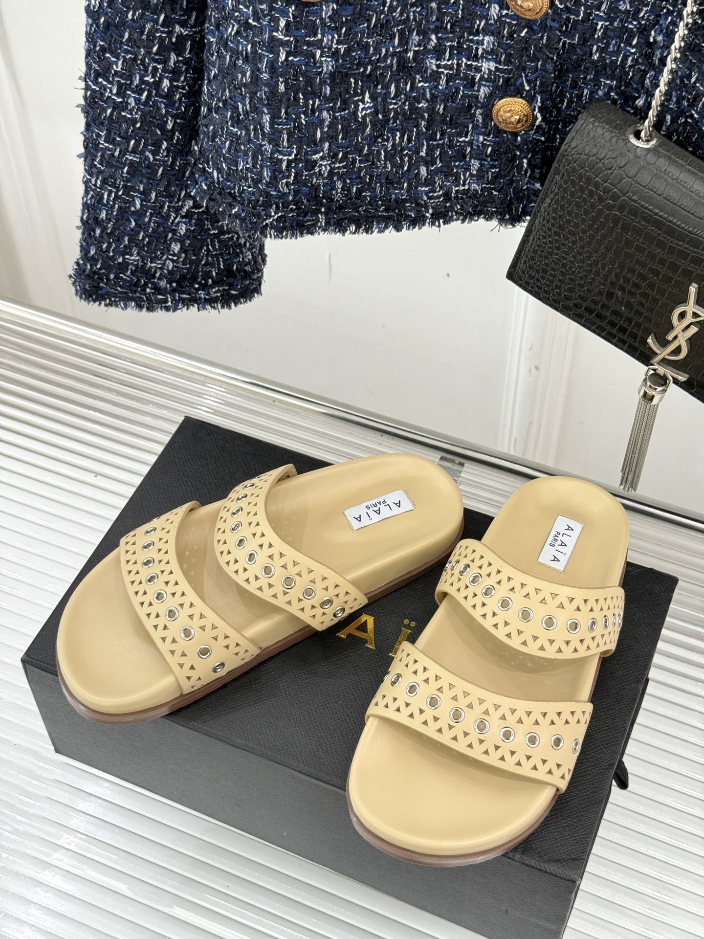 ALAIA|阿莱亚 25WF春夏新品
镂空休闲拖鞋
Alaia这个来自法国的奢侈品牌
以其性感摩登的设