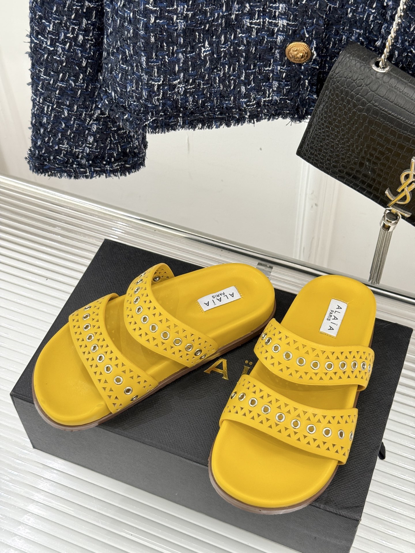 ALAIA|阿莱亚 25WF春夏新品
镂空休闲拖鞋
Alaia这个来自法国的奢侈品牌
以其性感摩登的设