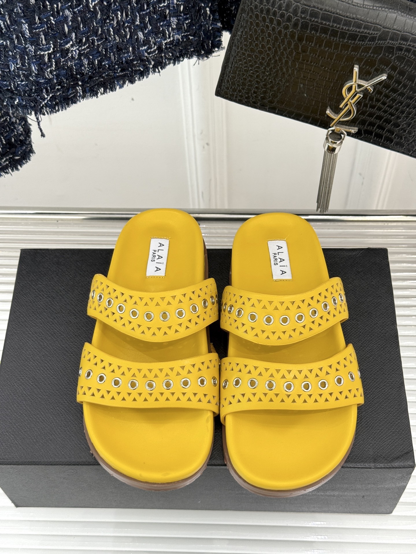 ALAIA|阿莱亚 25WF春夏新品
镂空休闲拖鞋
Alaia这个来自法国的奢侈品牌
以其性感摩登的设
